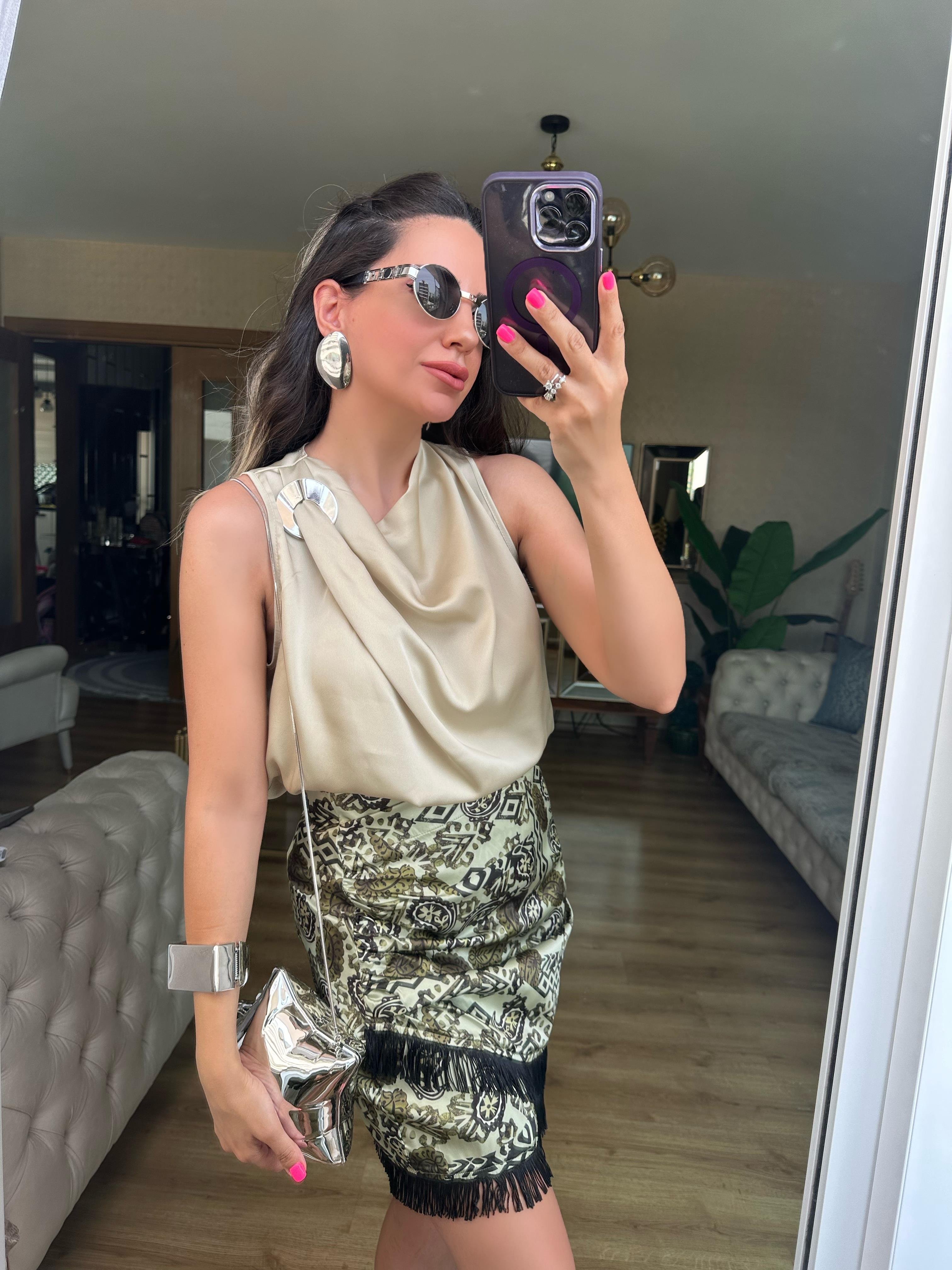 Omuzu Gümüş Toka Detaylı Bluz