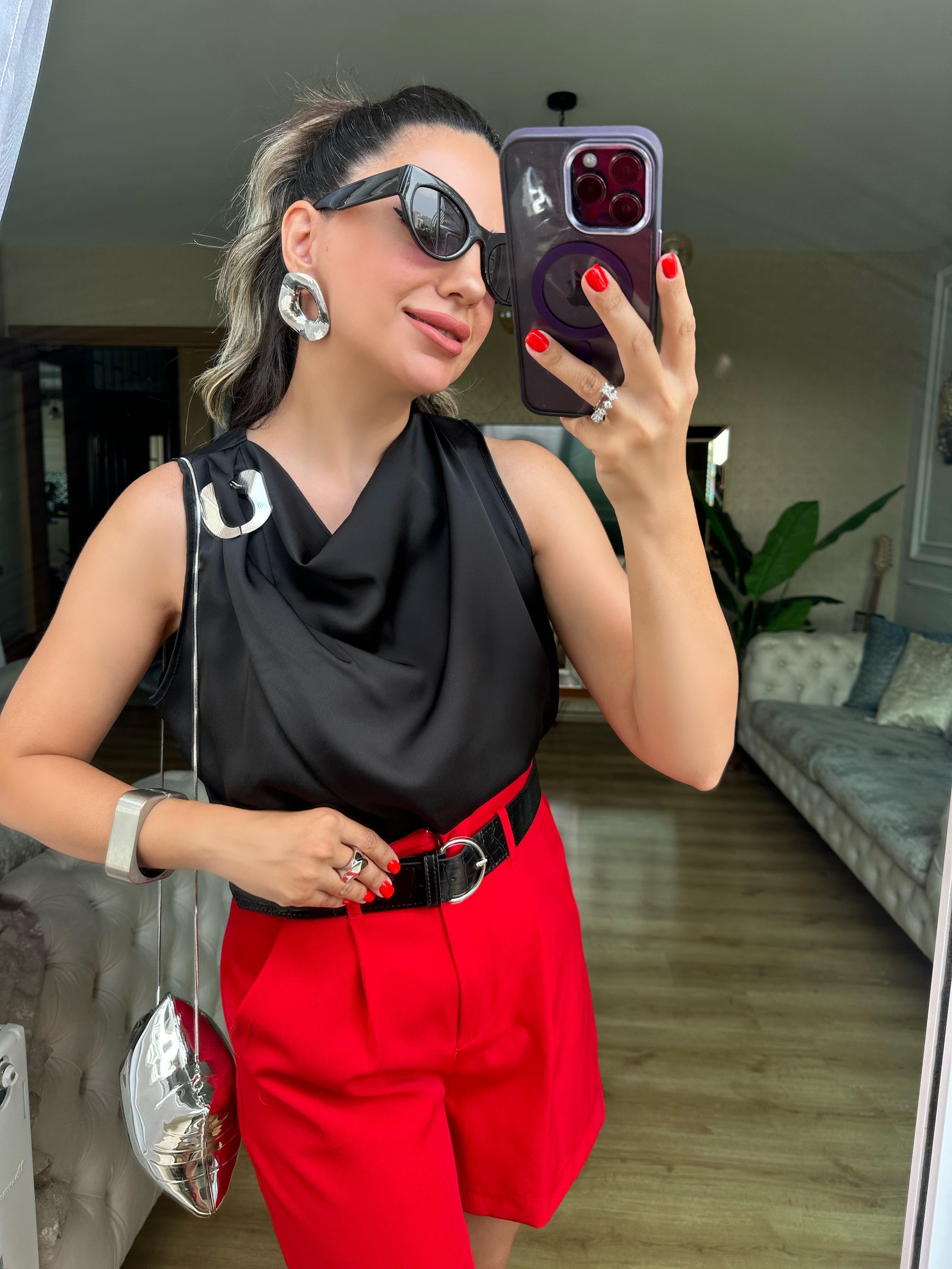 Omuzu Gümüş Toka Detaylı Siyah Bluz