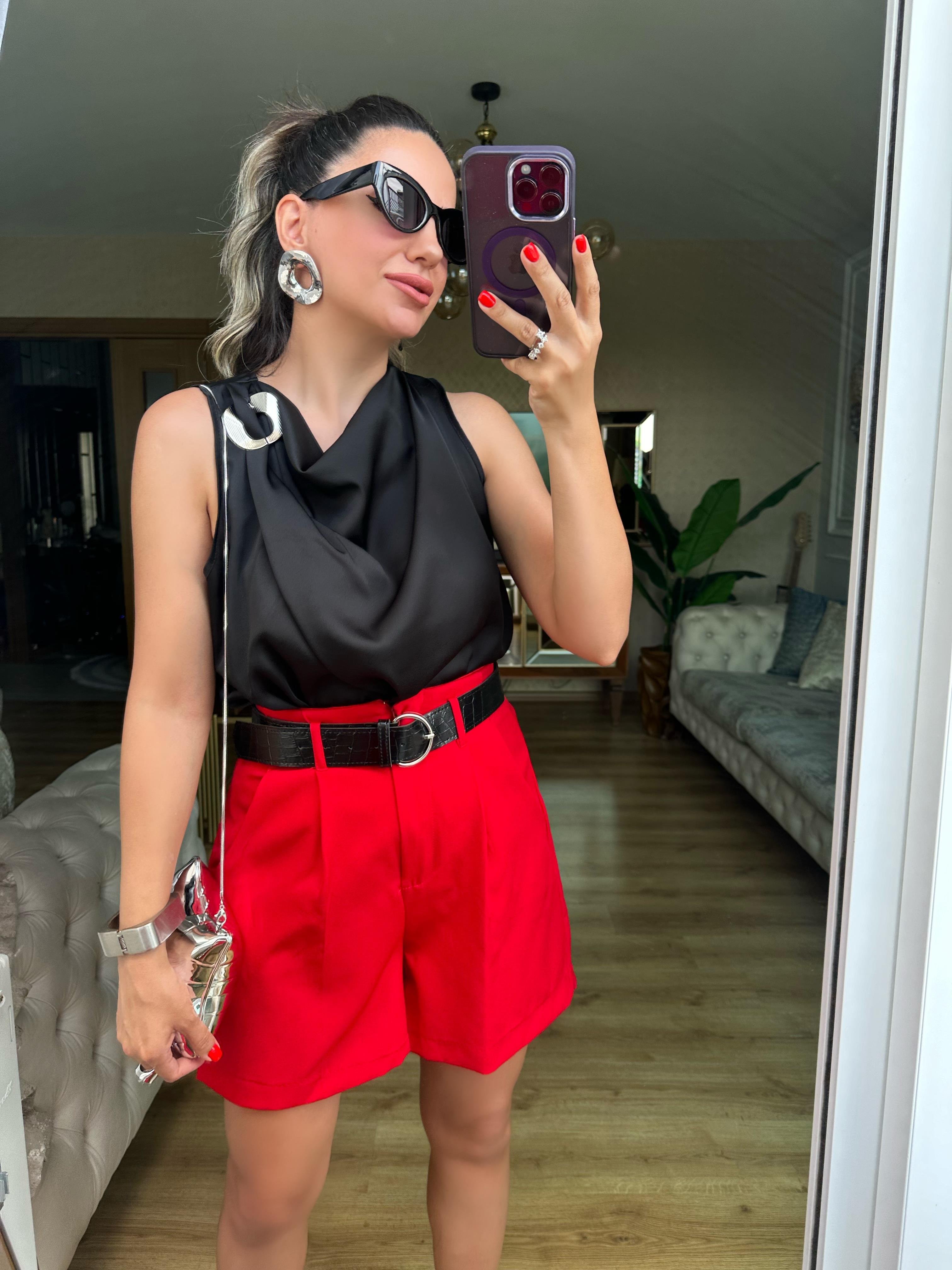 Omuzu Gümüş Toka Detaylı Siyah Bluz