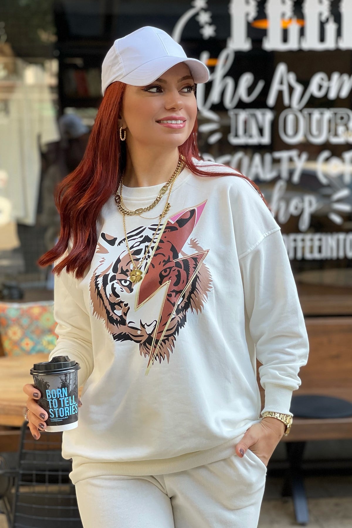 Önü Baskılı Beyaz Kaplan Detaylı Sweatshirt