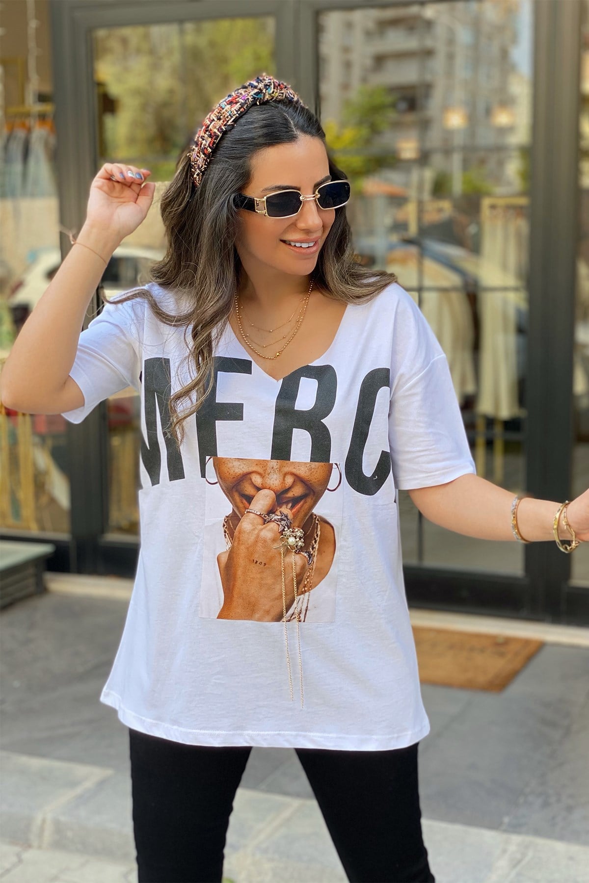 Önü Baskılı Broşlu V Yaka Tshirt