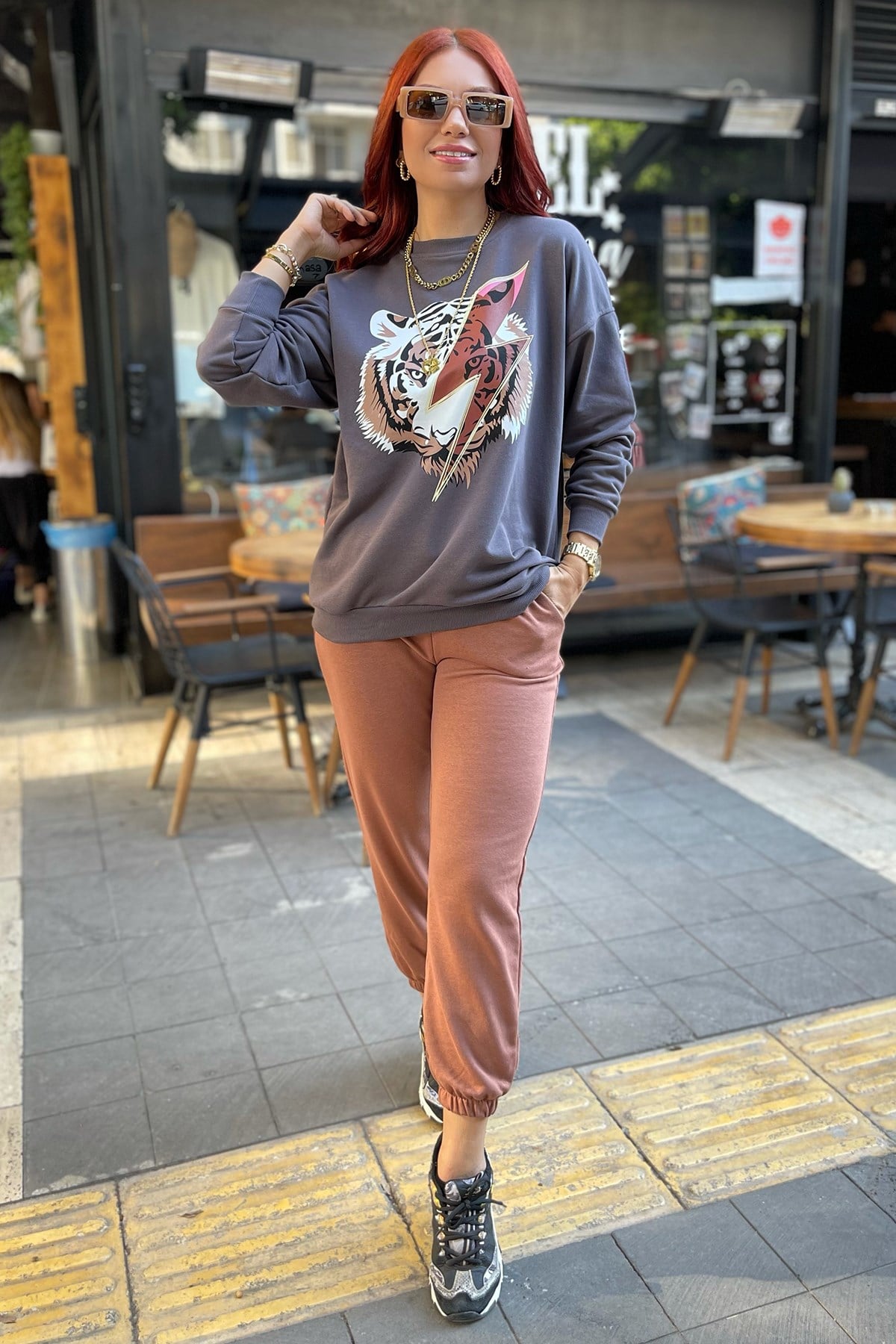 Önü Baskılı Kahve Kaplan Detaylı Sweatshirt