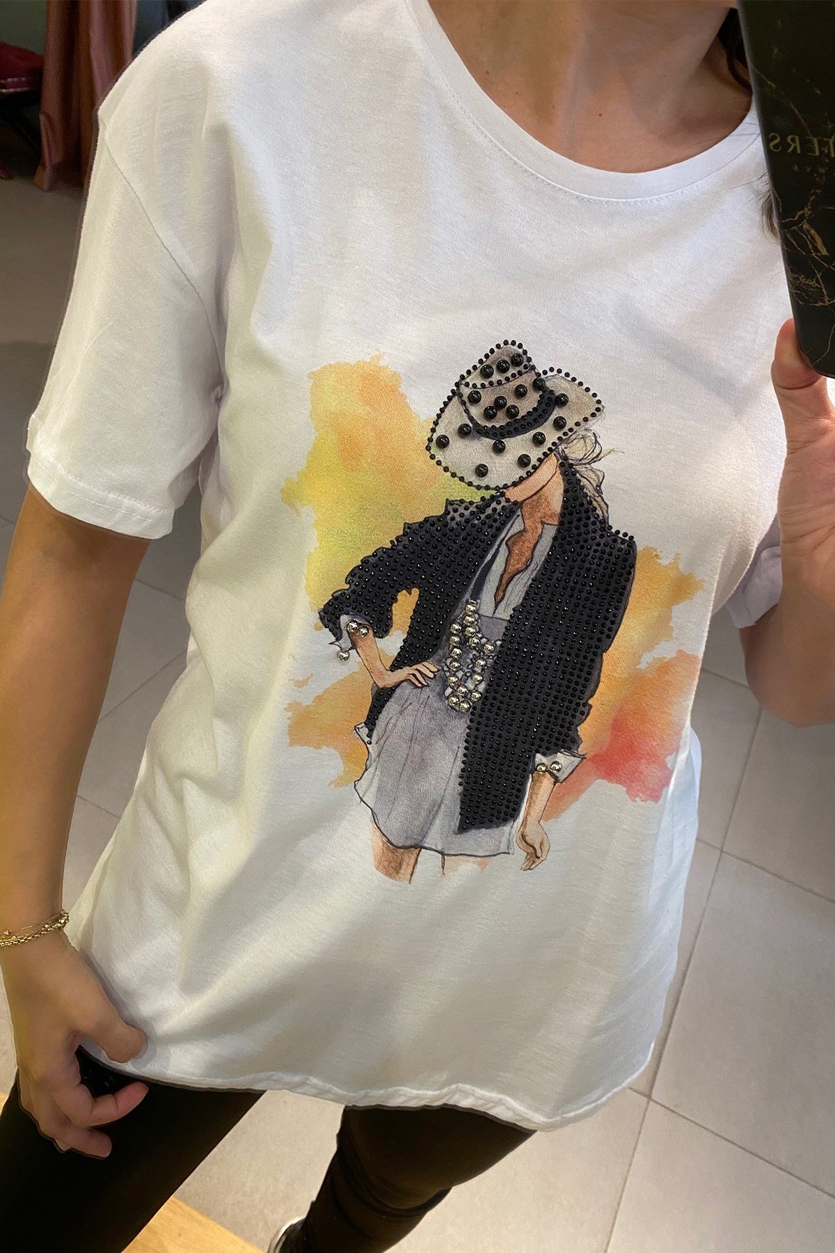 Önü Figürlü Beyaz Tshirt