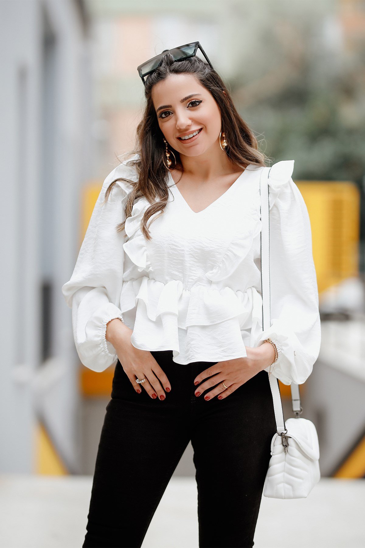 Önü Fırfırlı V Yaka Beyaz Bluz