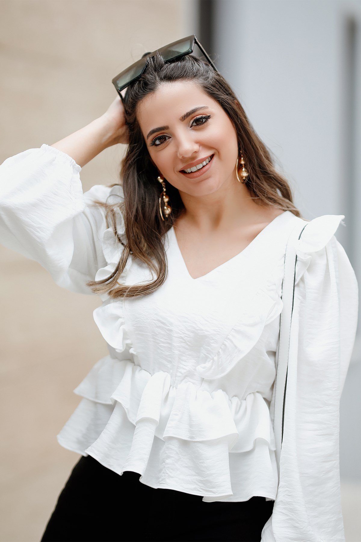 Önü Fırfırlı V Yaka Beyaz Bluz