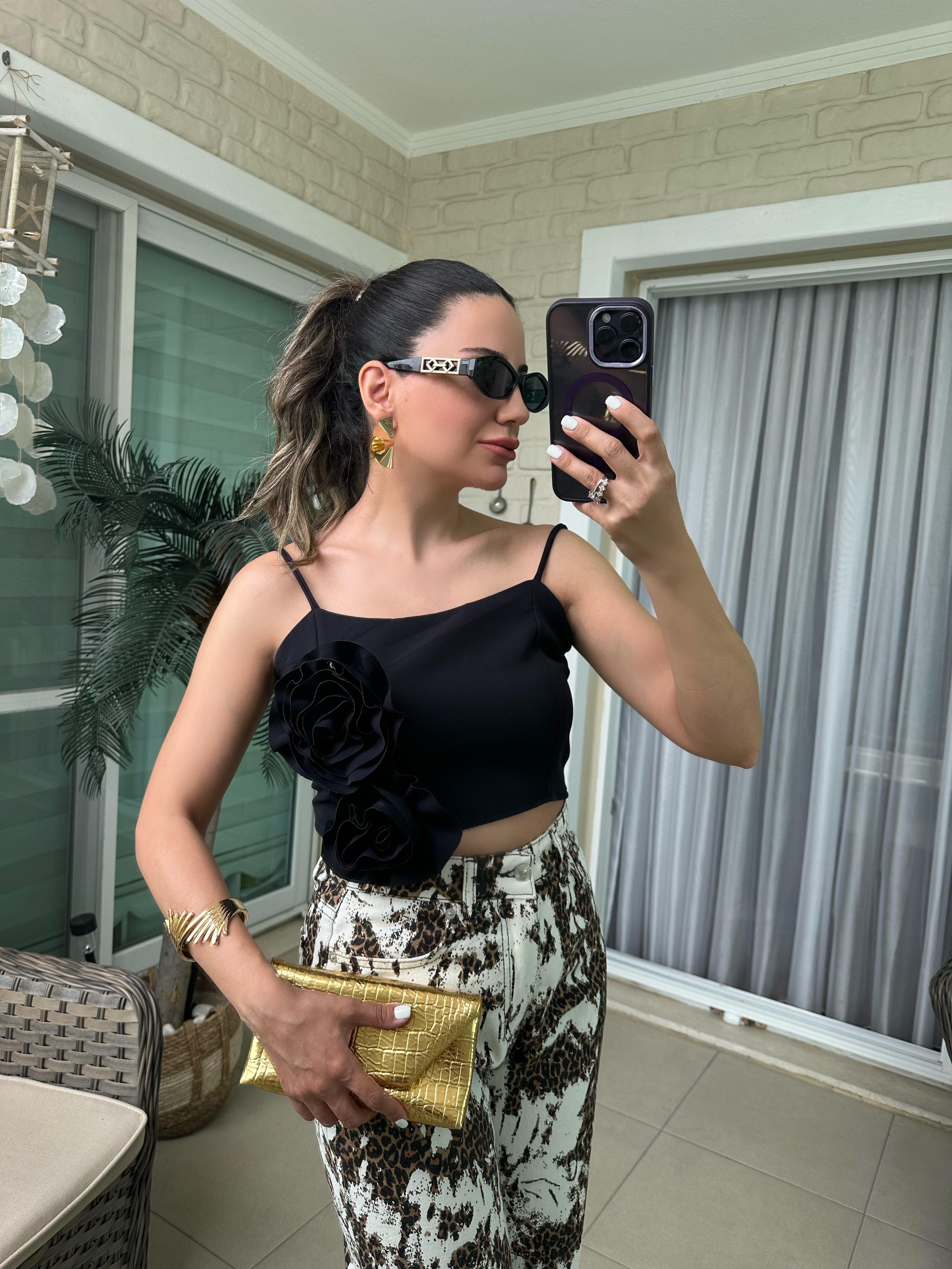 Önü Gül Detaylı Siyah Bluz