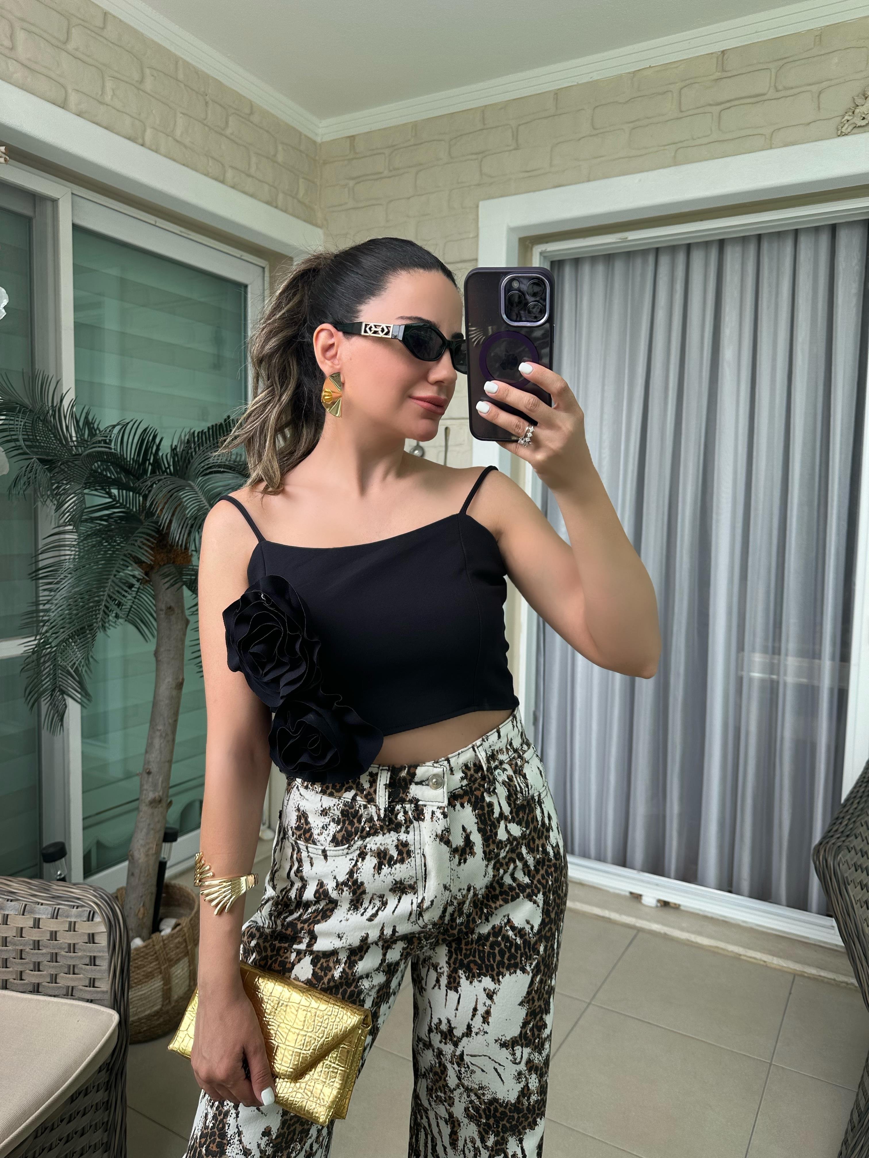 Önü Gül Detaylı Siyah Bluz