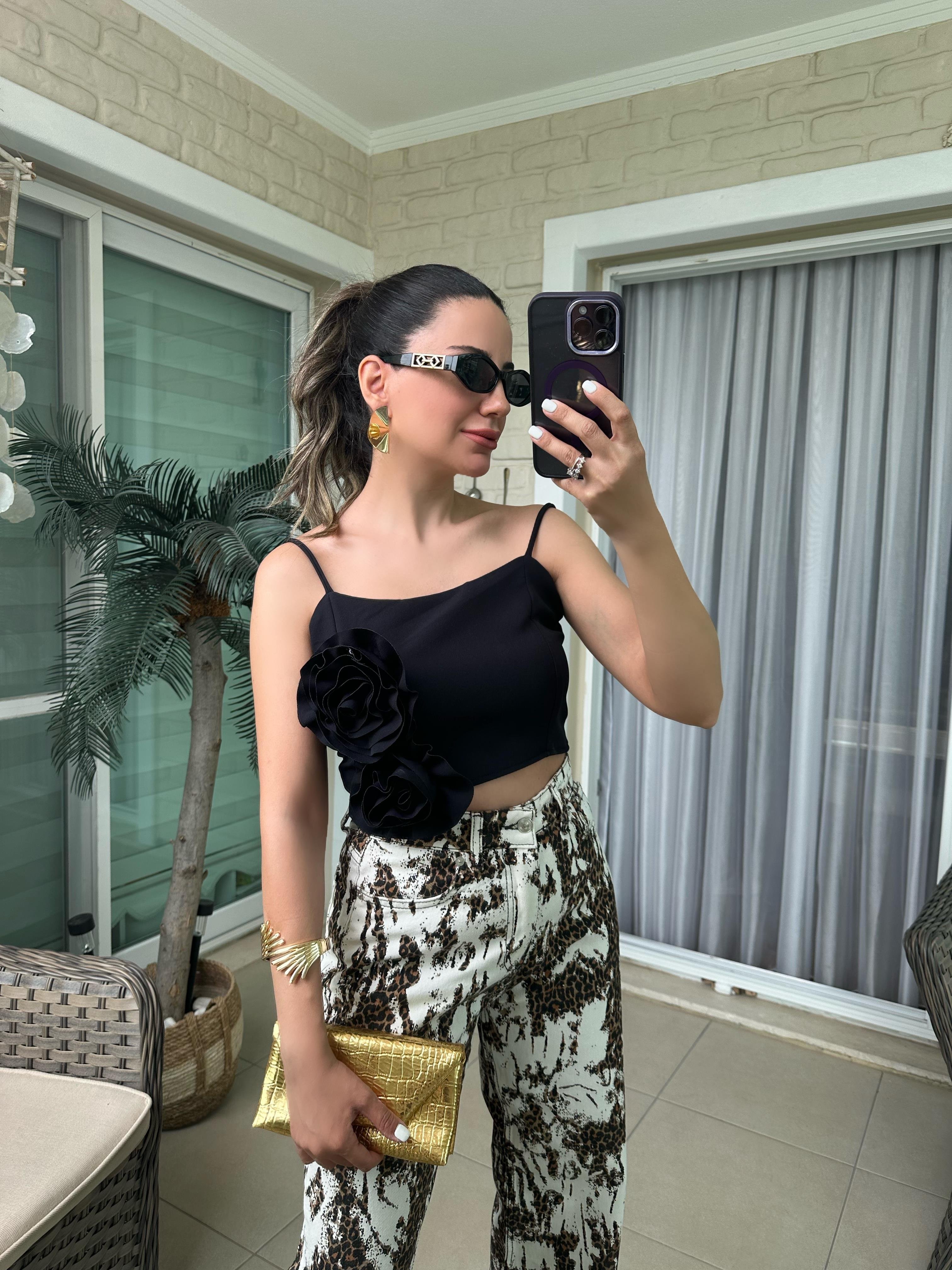 Önü Gül Detaylı Siyah Bluz