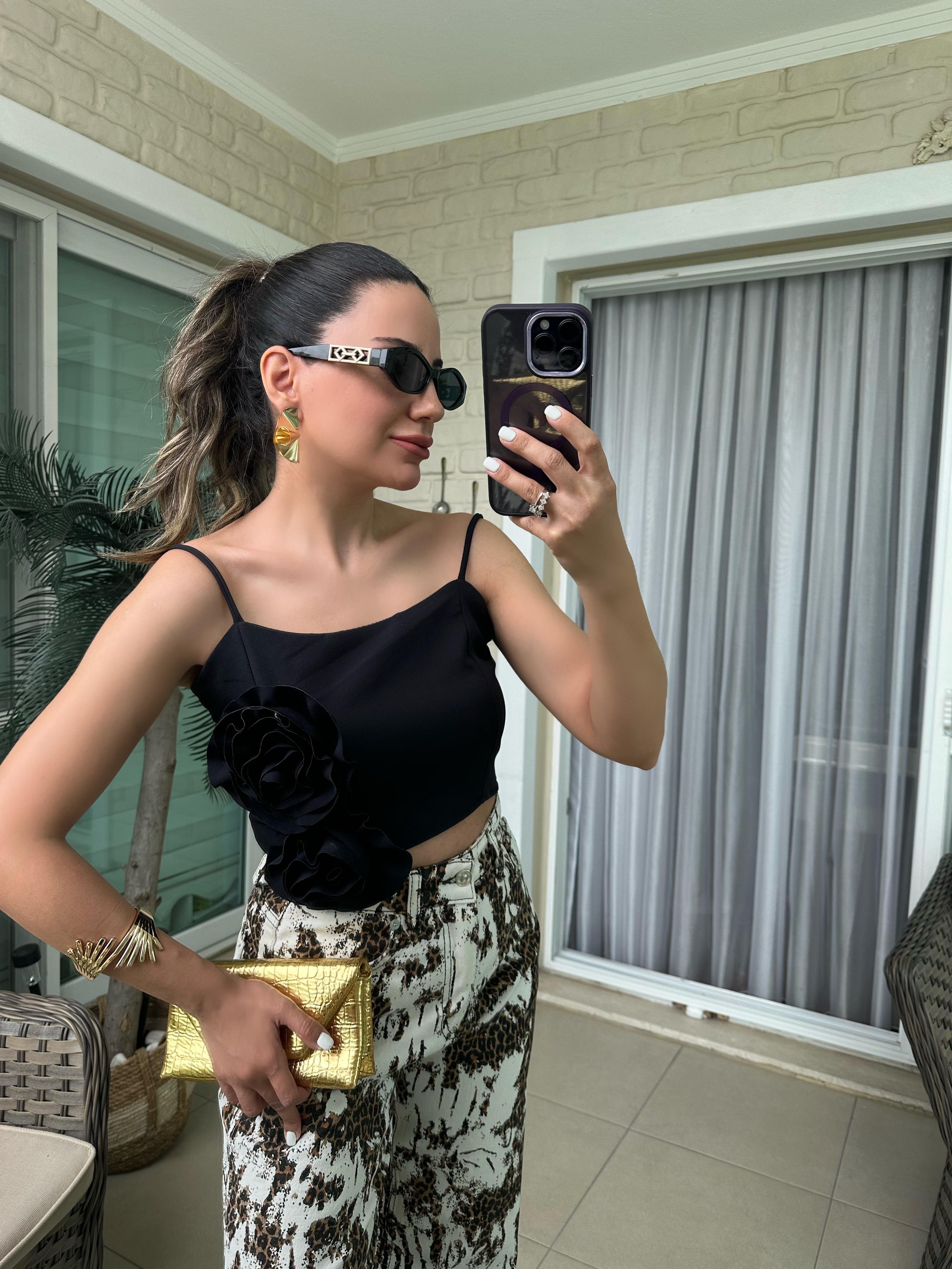 Önü Gül Detaylı Siyah Bluz