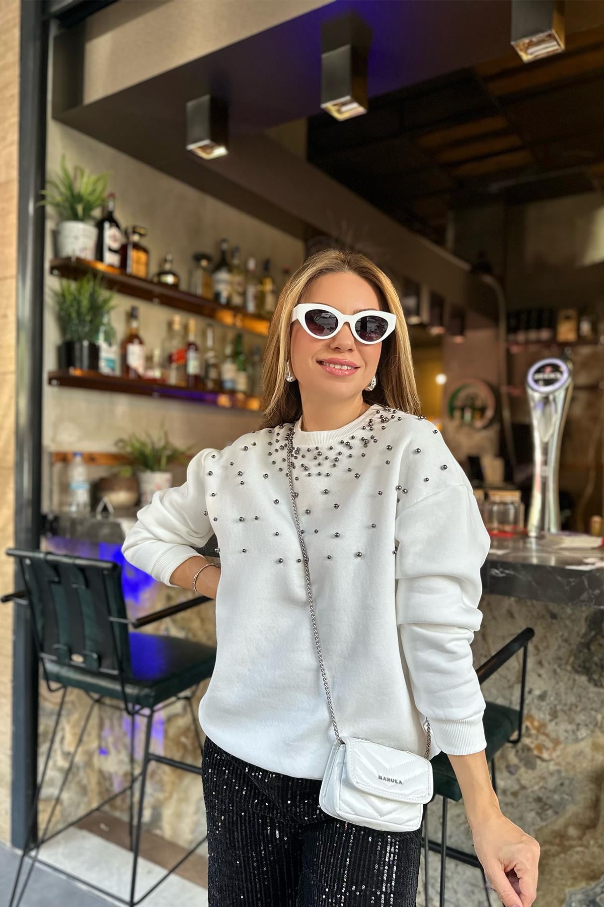 Önü İncili Beyaz Sweatshirt