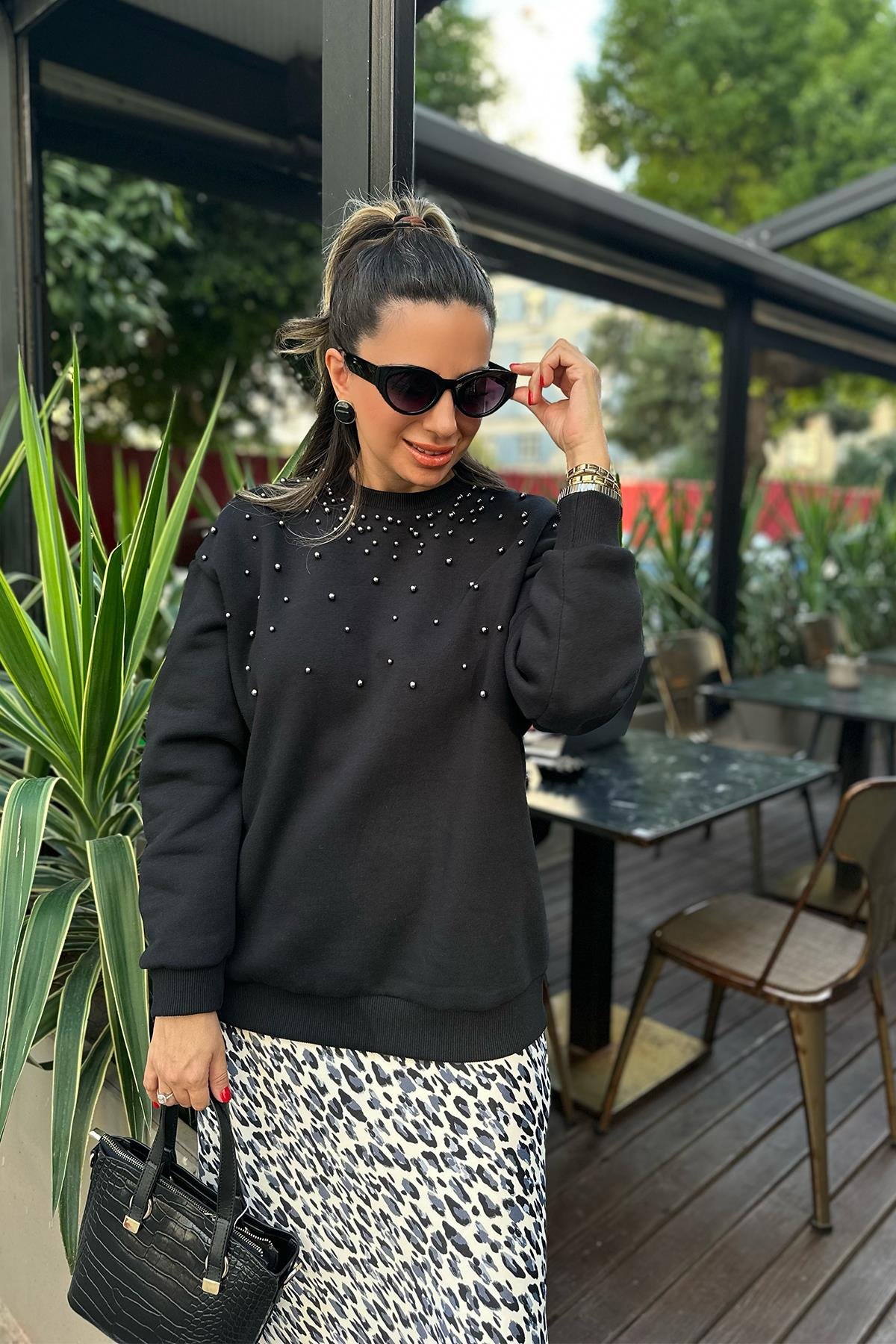 Önü İncili Siyah Sweatshirt
