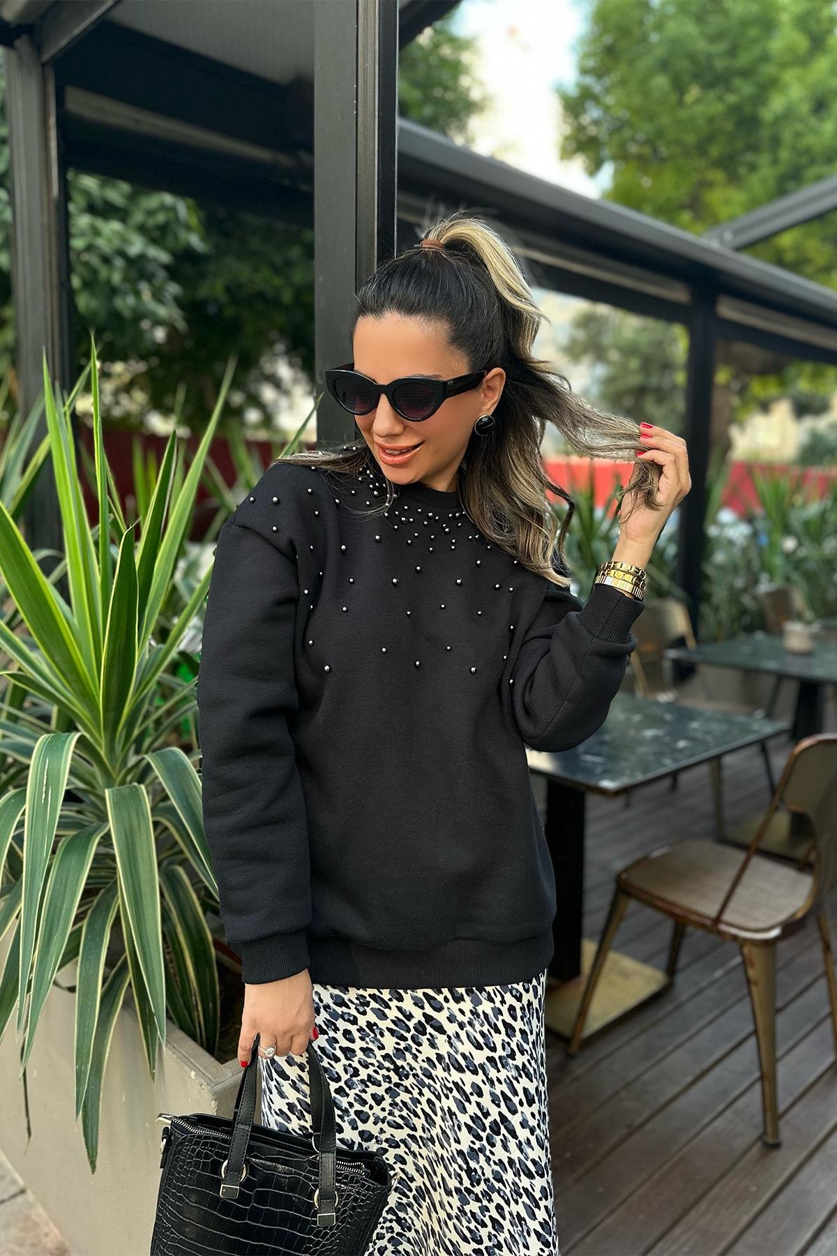 Önü İncili Siyah Sweatshirt