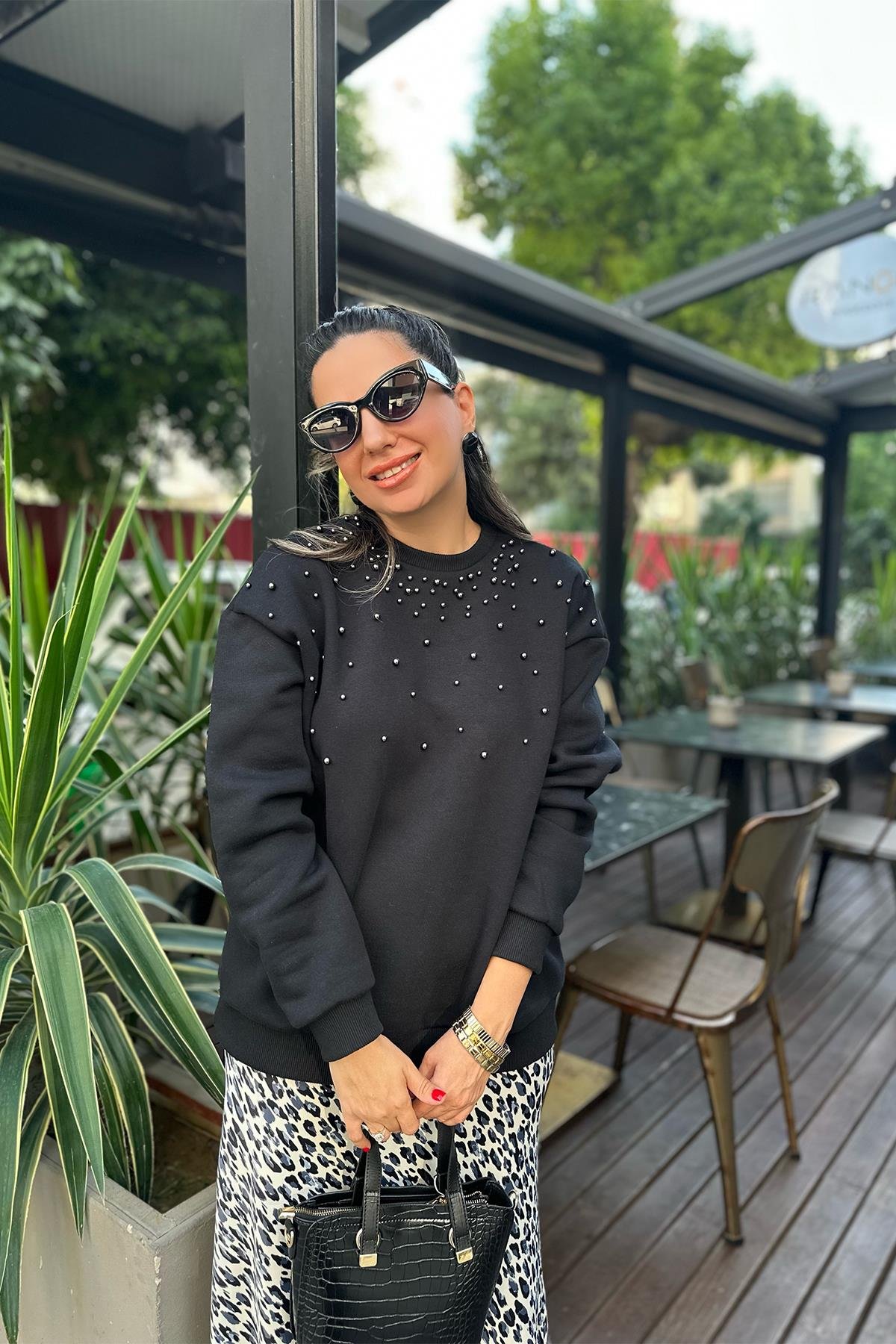 Önü İncili Siyah Sweatshirt