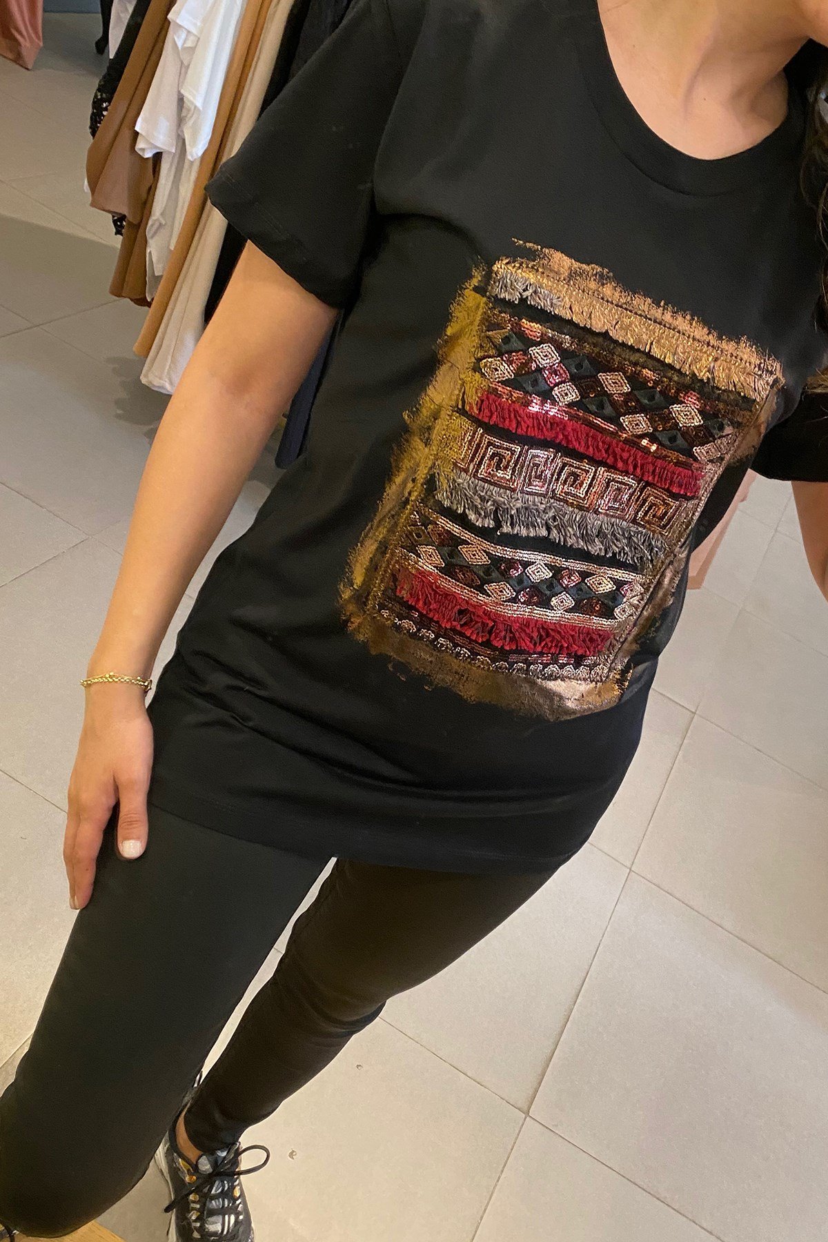 Önü İşlemeli Siyah Tshirt