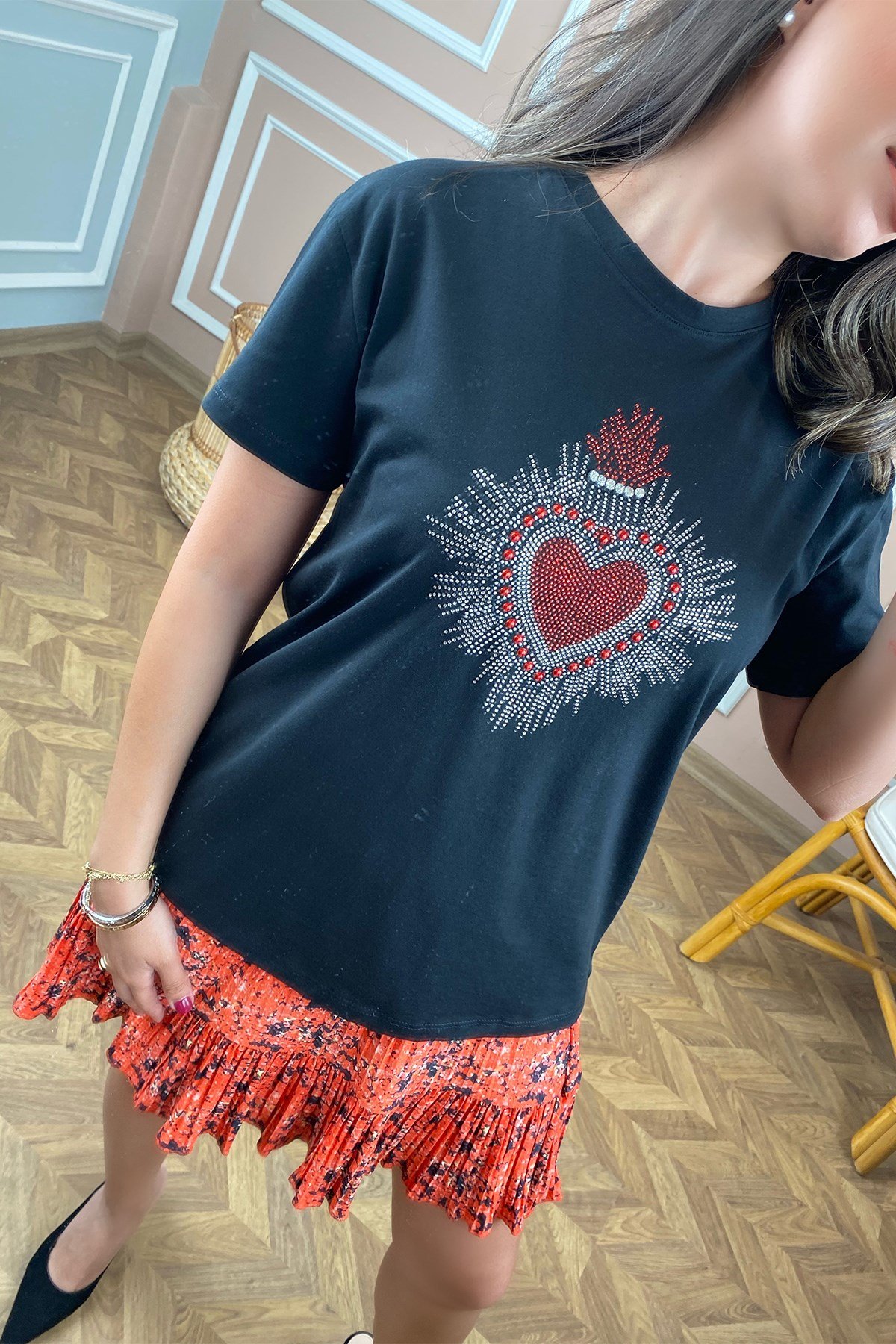 Önü Kalp İşlemeli Siyah Tshirt