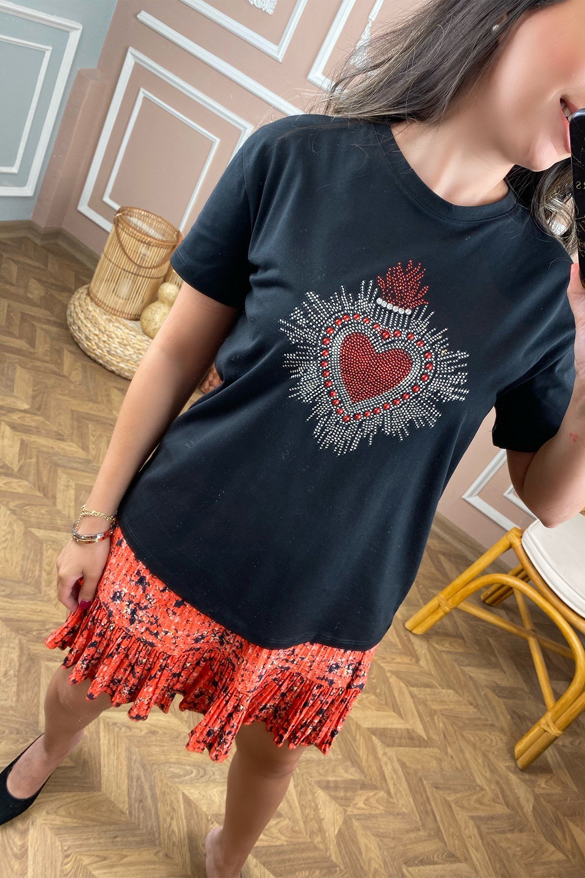 Önü Kalp İşlemeli Siyah Tshirt