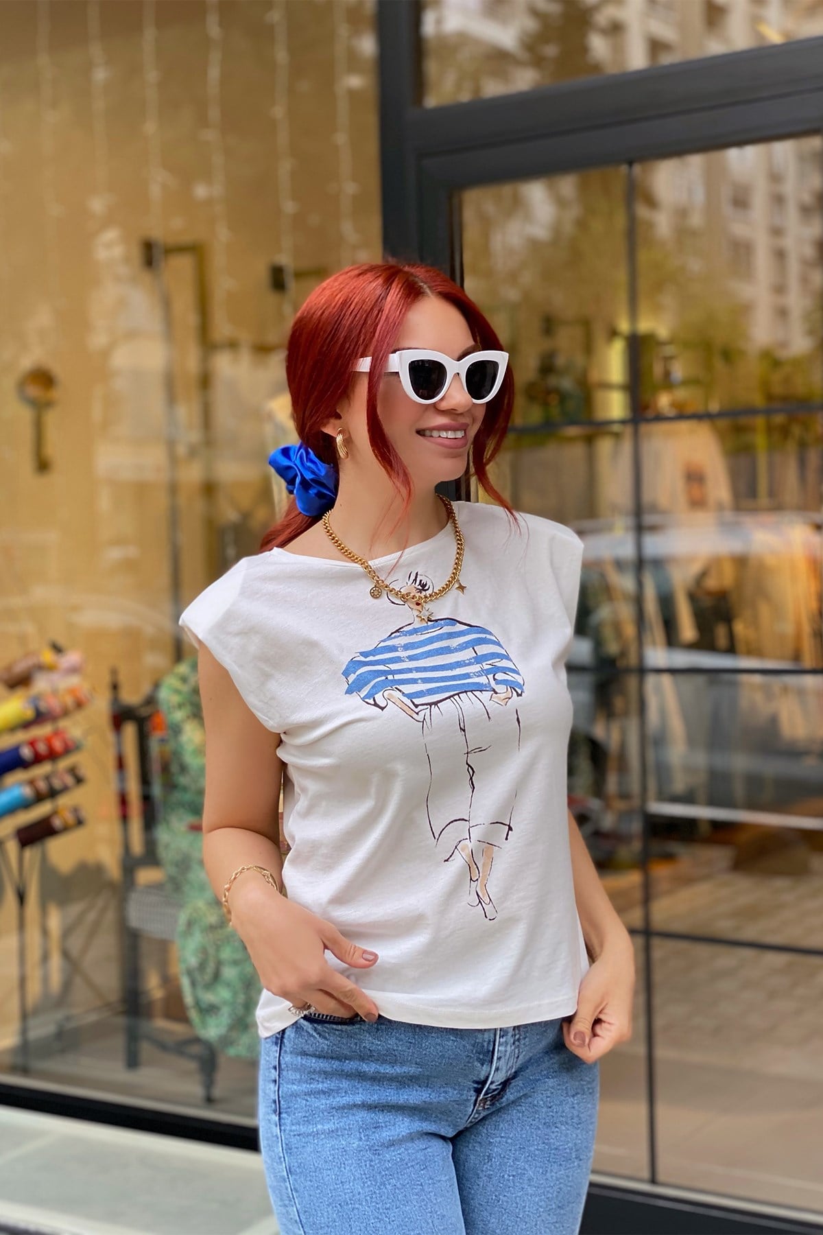 Önü Mavi Figürlü Beyaz Tshirt