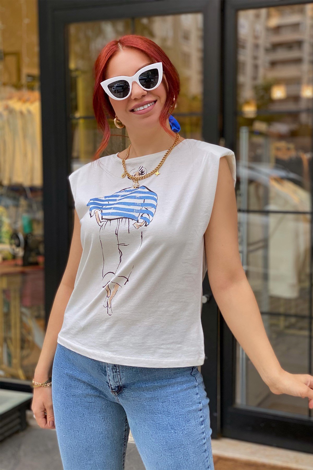 Önü Mavi Figürlü Beyaz Tshirt