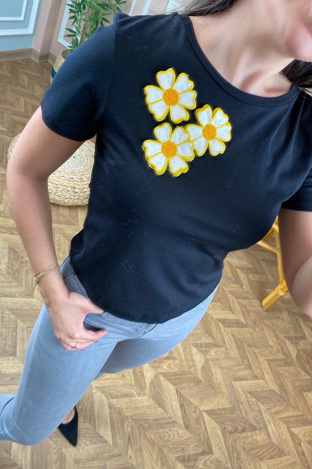Önü Papatyalı Siyah Tshirt