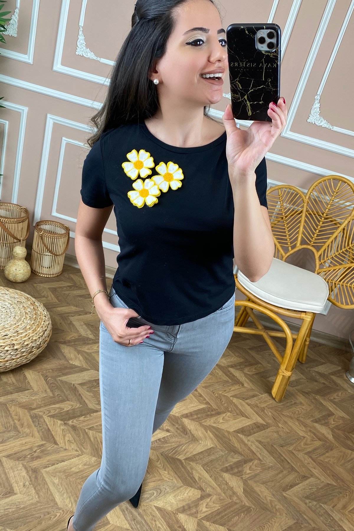 Önü Papatyalı Siyah Tshirt