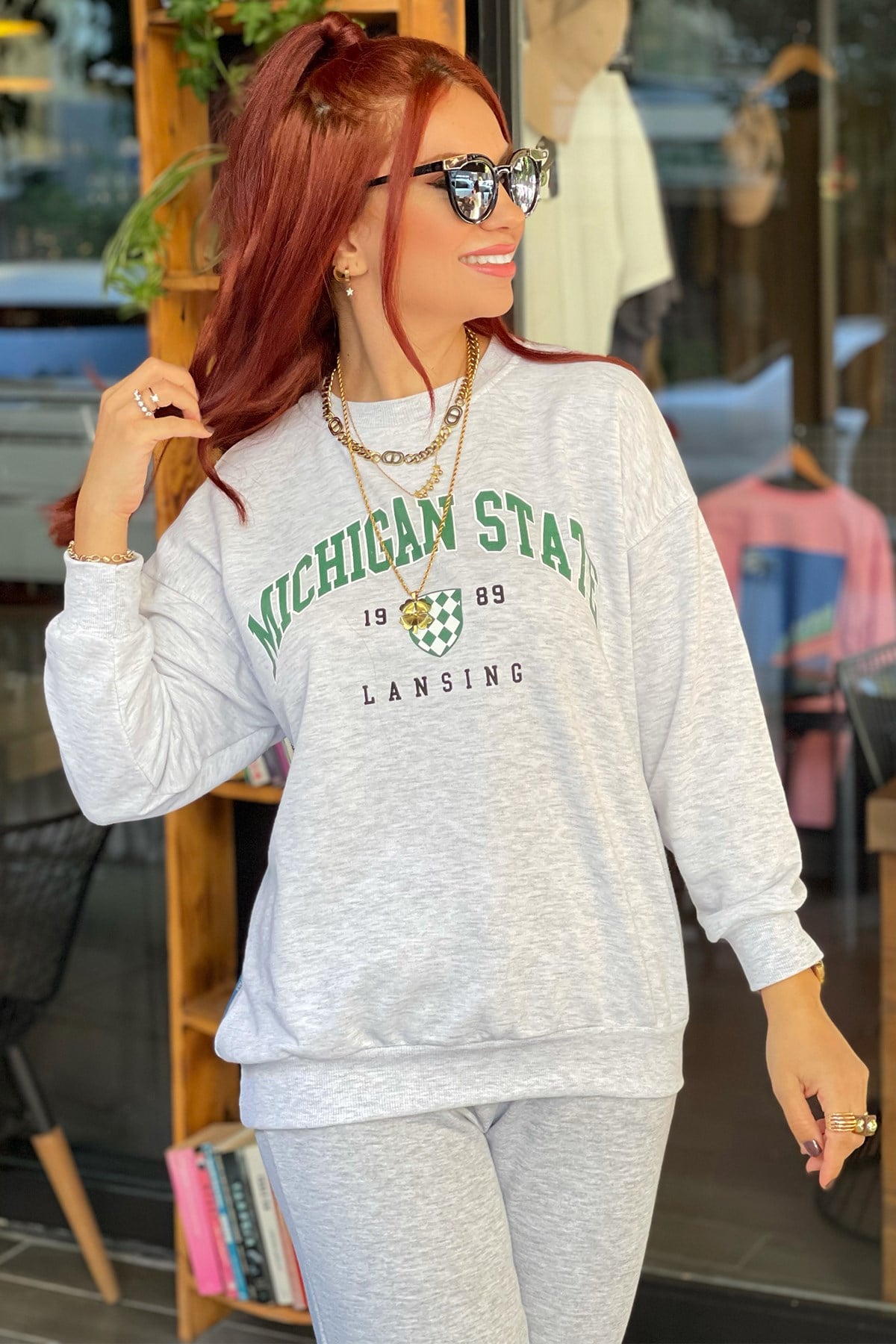 Önü Yeşil Baskılı Gri Sweatshirt