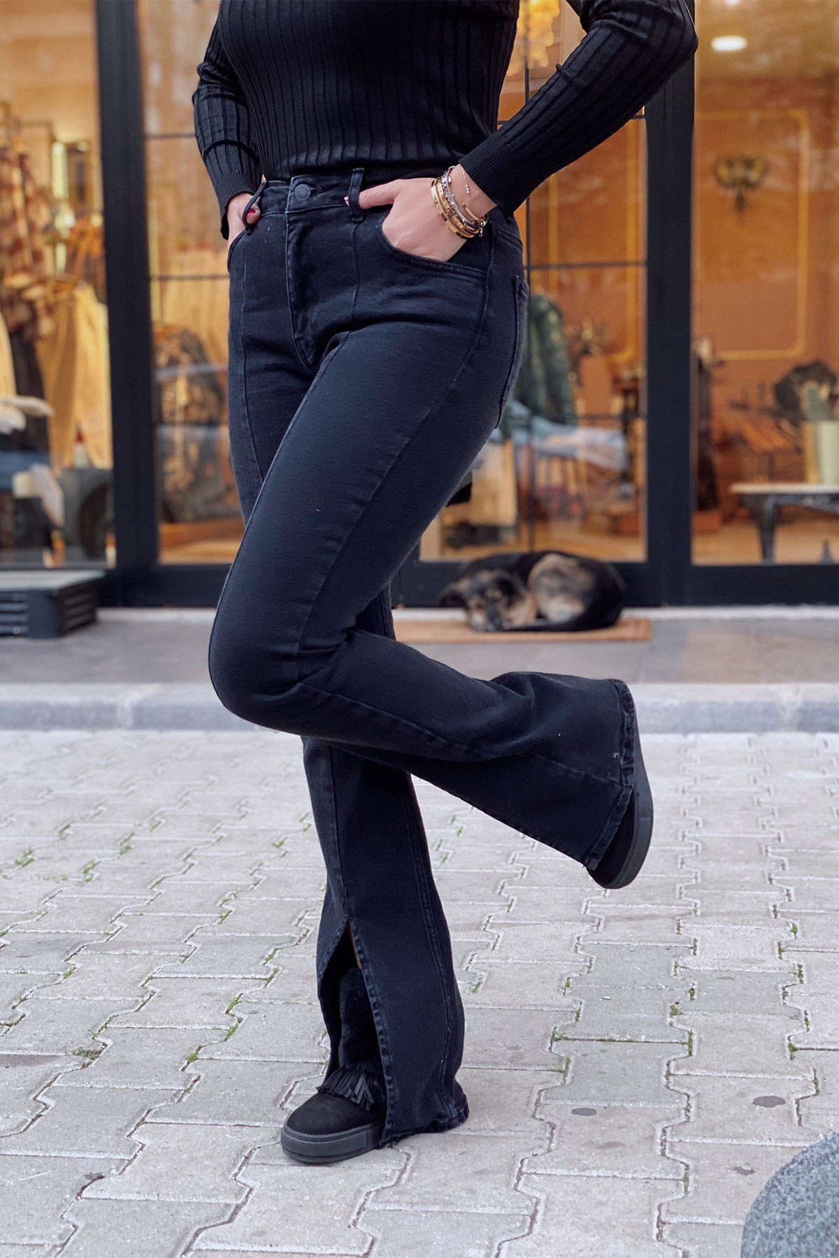 Önü Yırtmaçlı Siyah Kot Pantolon