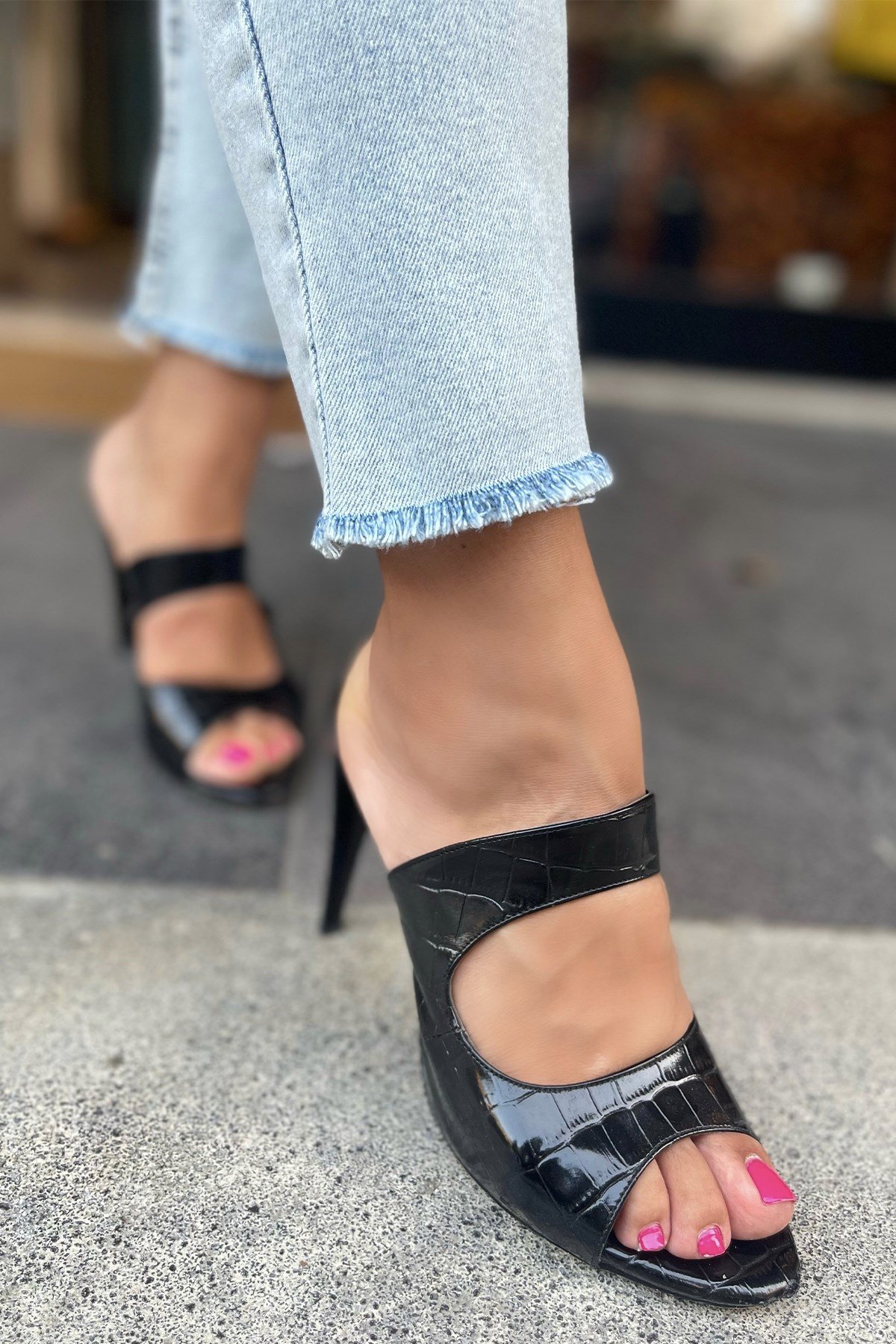 Paça Kesik Açık Renk Pantolon 