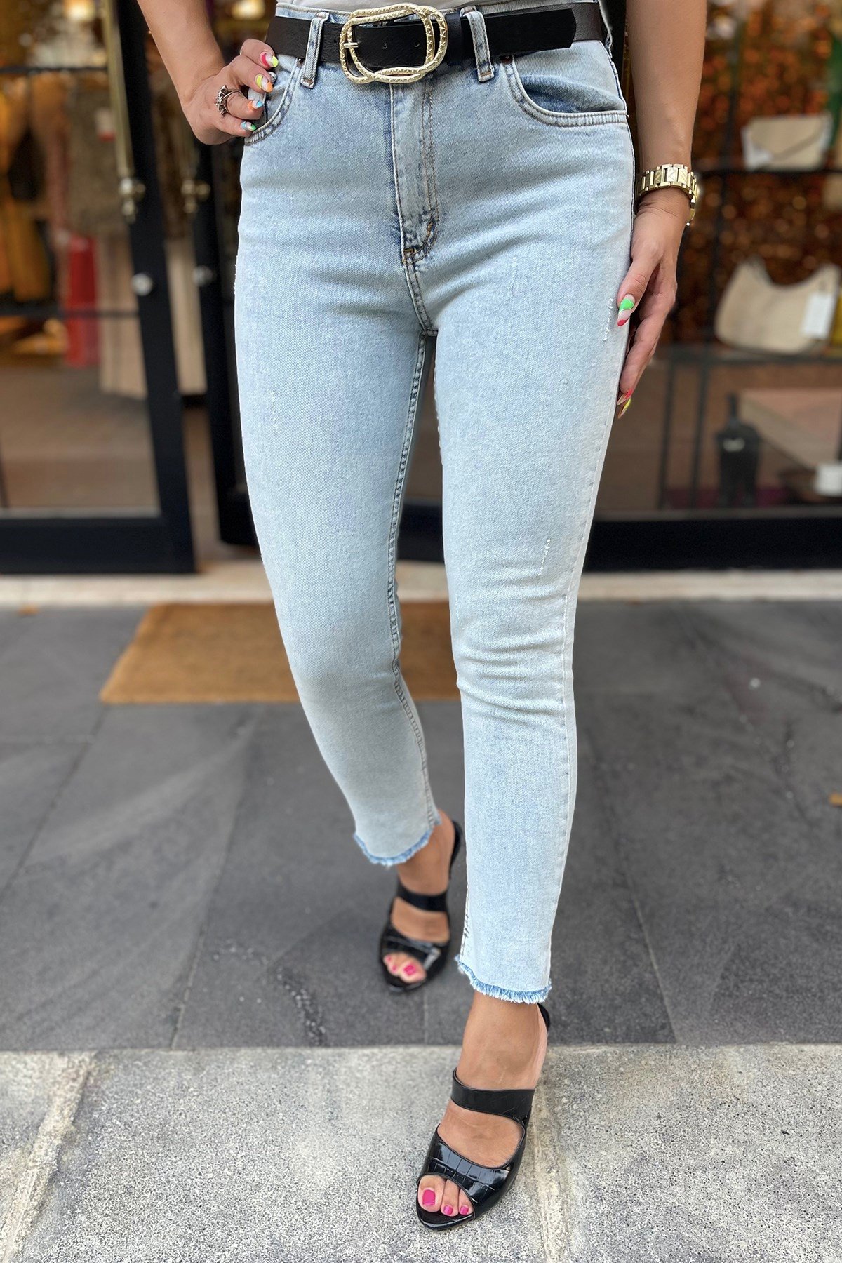 Paça Kesik Açık Renk Pantolon 