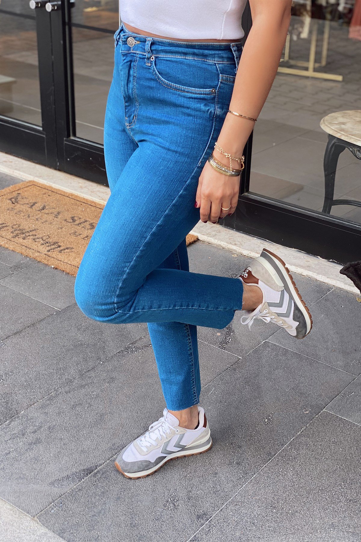 Paça Kesik Gölgeli Kot Pantolon