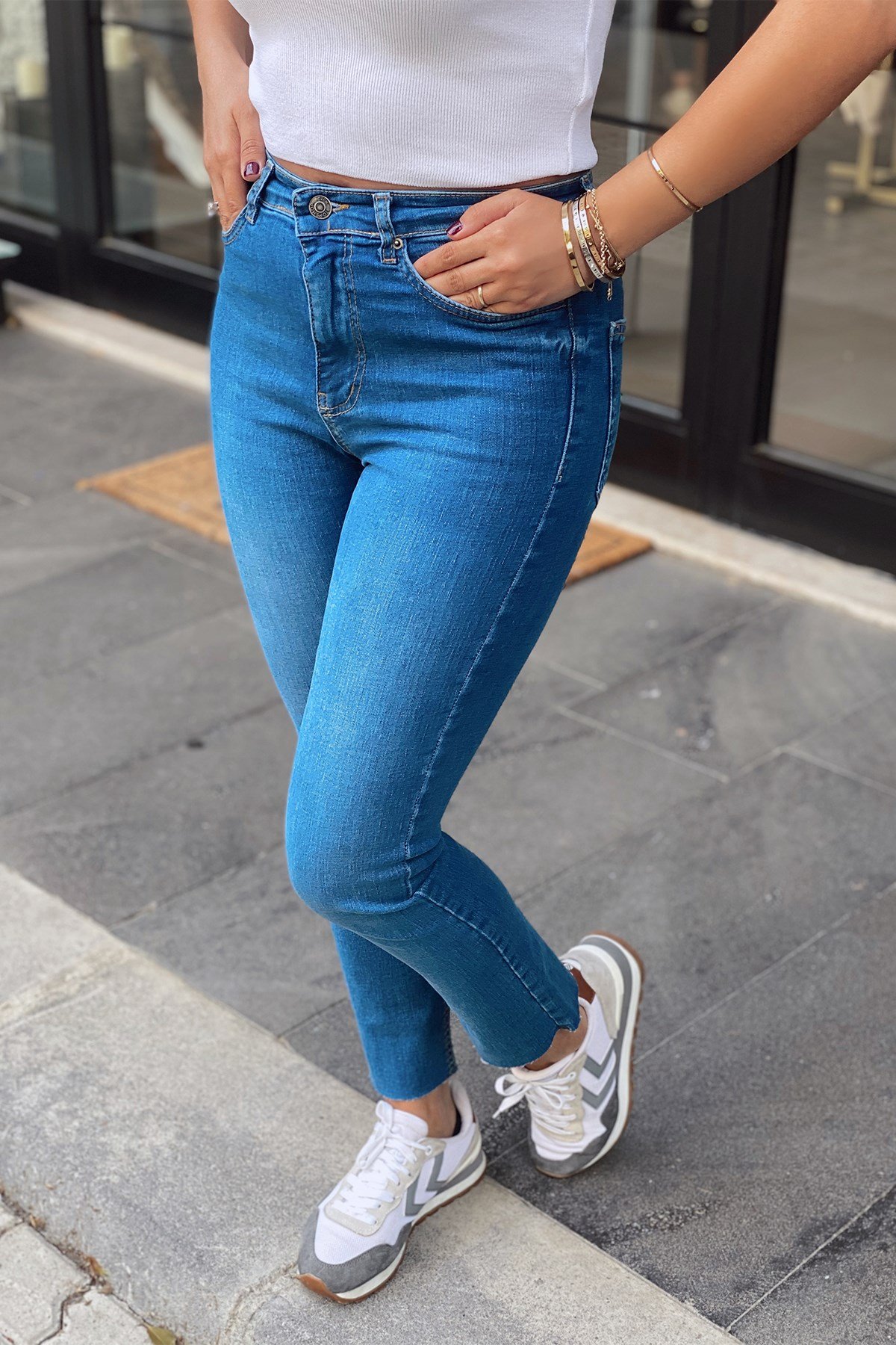 Paça Kesik Gölgeli Kot Pantolon