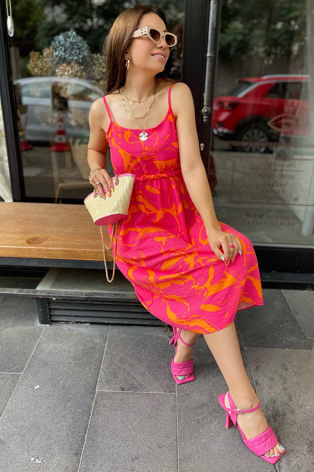 Pembe Desenli İp Askılı Elbise