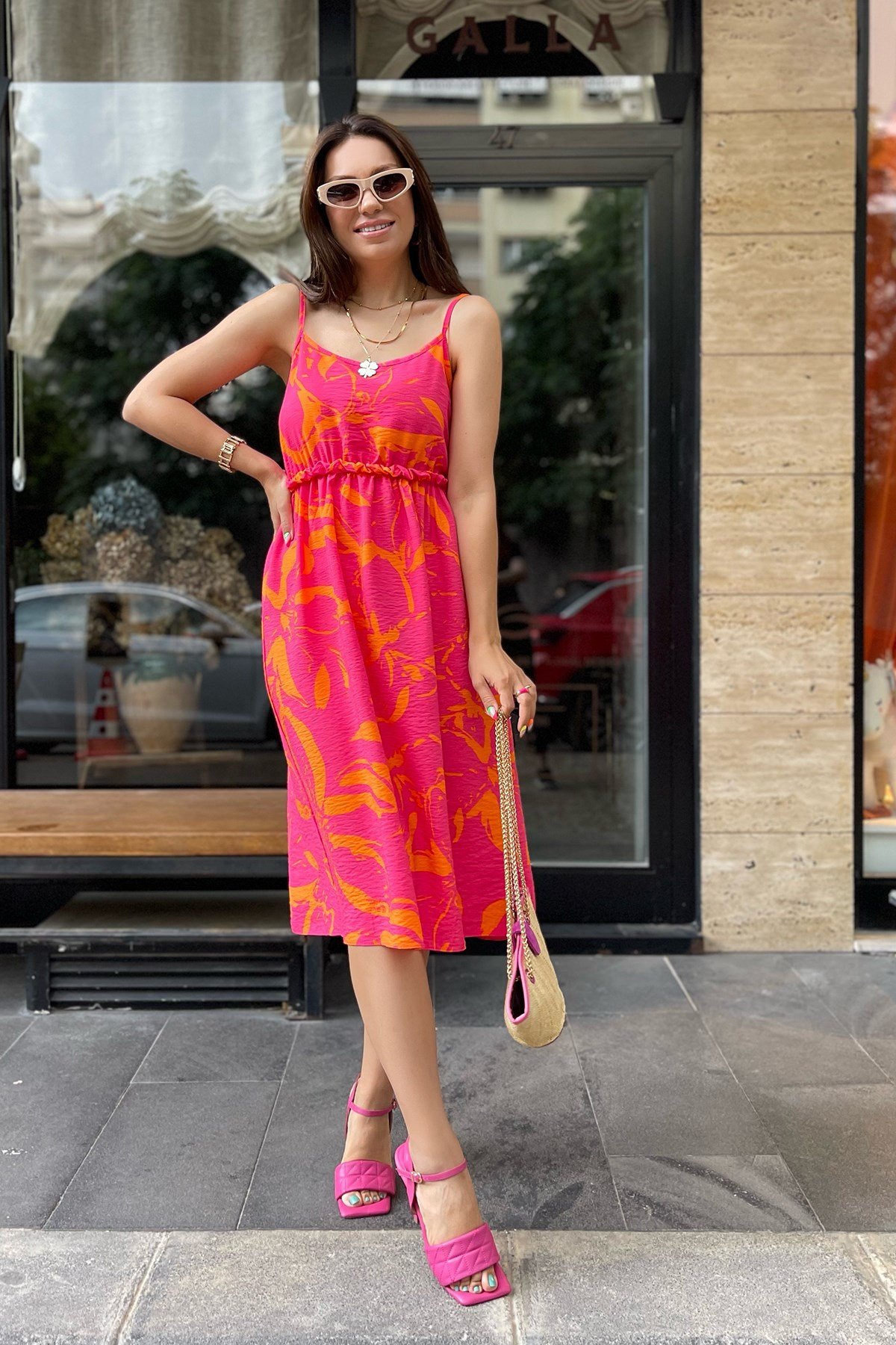 Pembe Desenli İp Askılı Elbise