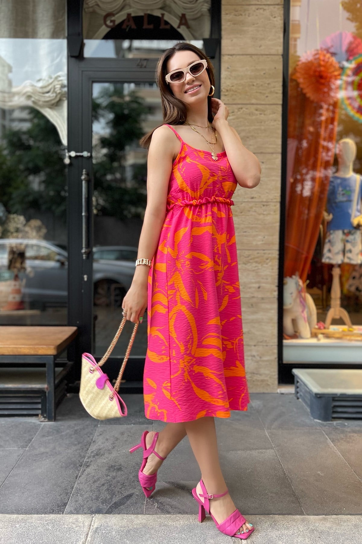 Pembe Desenli İp Askılı Elbise