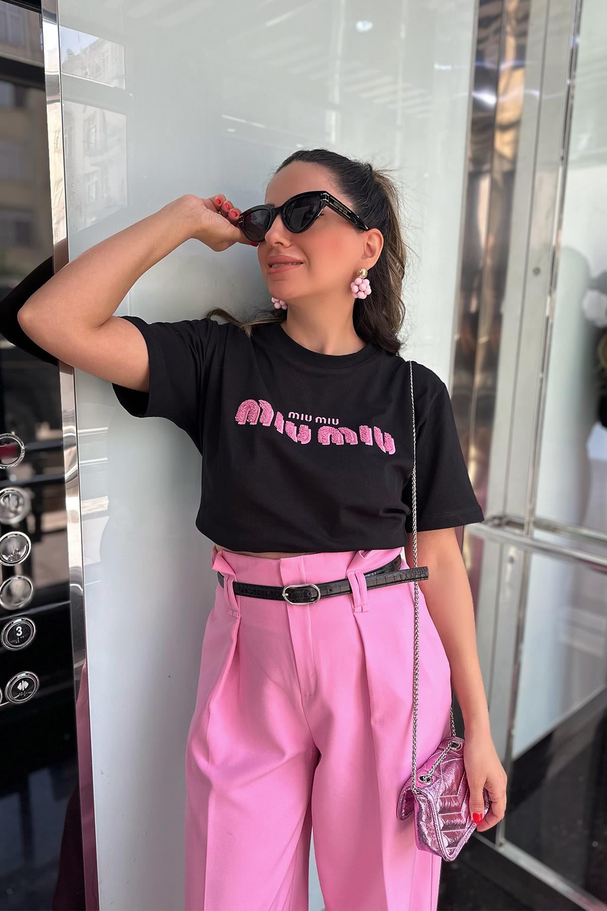 Pembe Nakışlı Orj Siyah Tshirt