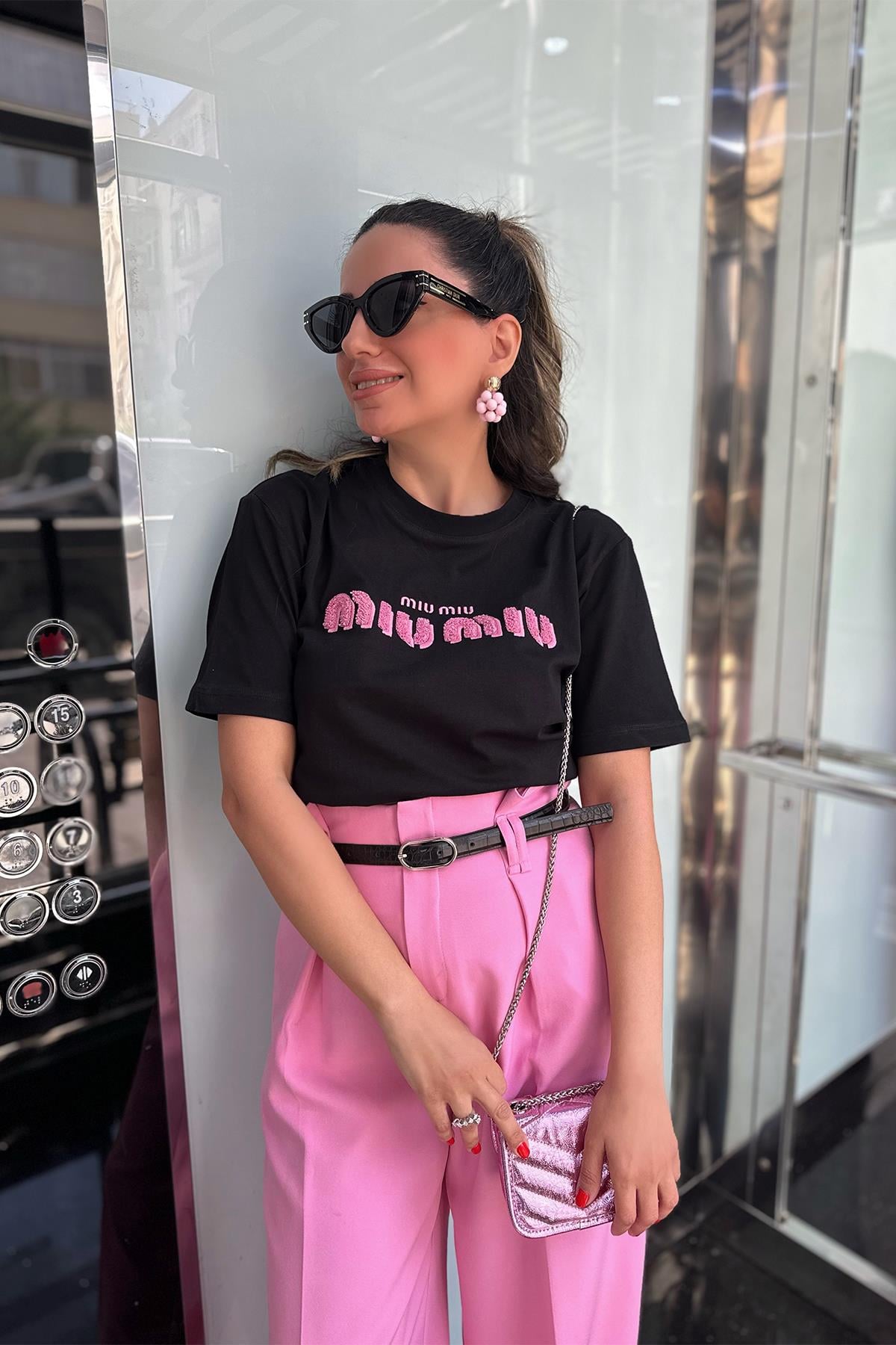 Pembe Nakışlı Orj Siyah Tshirt
