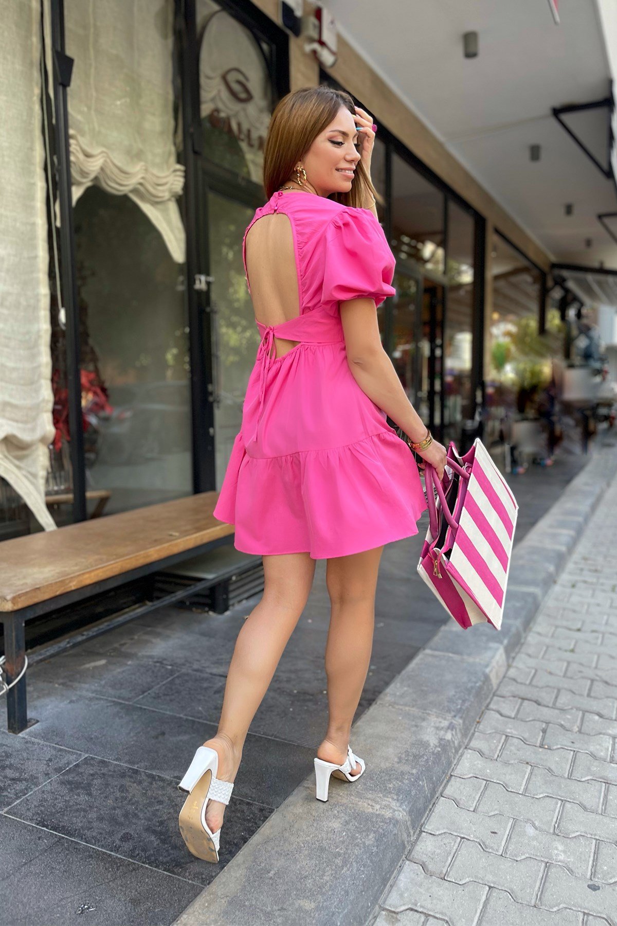 Pembe Sırt Dekolteli Kısa Elbise