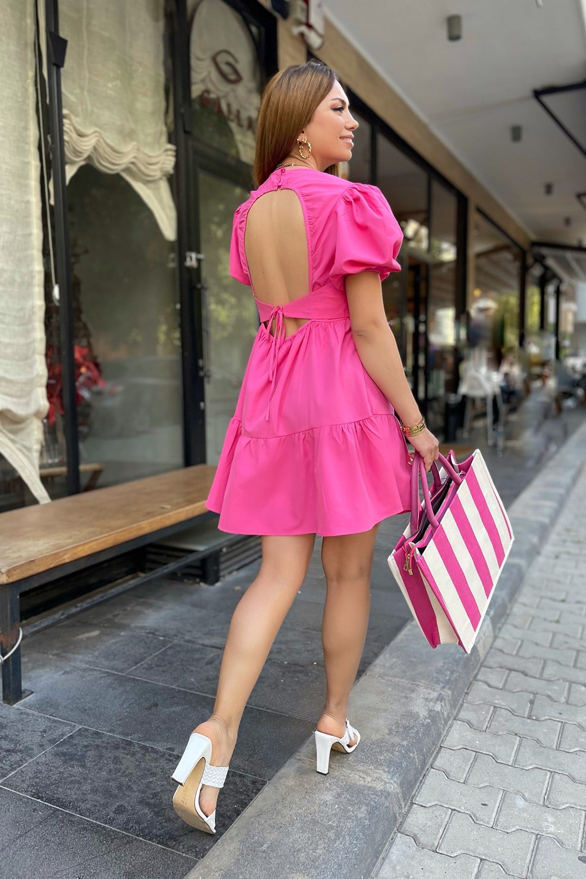 Pembe Sırt Dekolteli Kısa Elbise