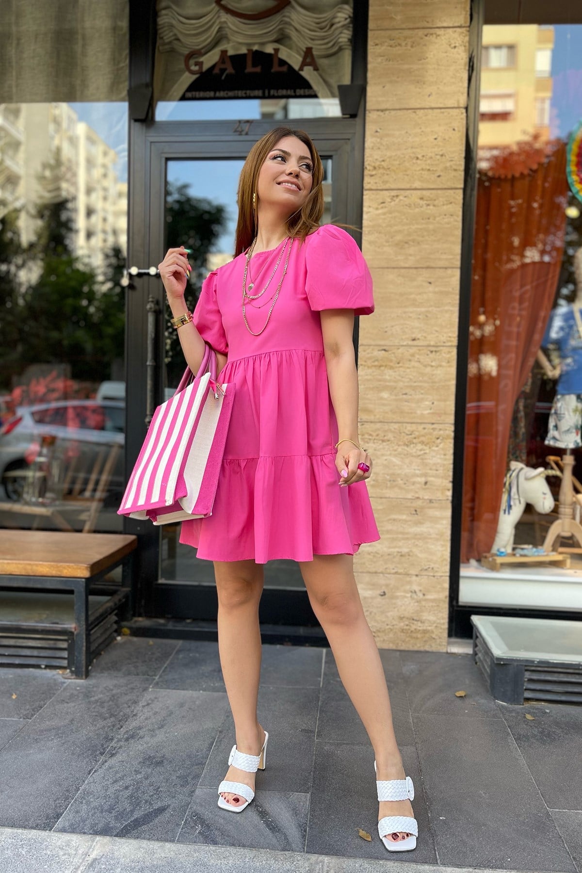 Pembe Sırt Dekolteli Kısa Elbise
