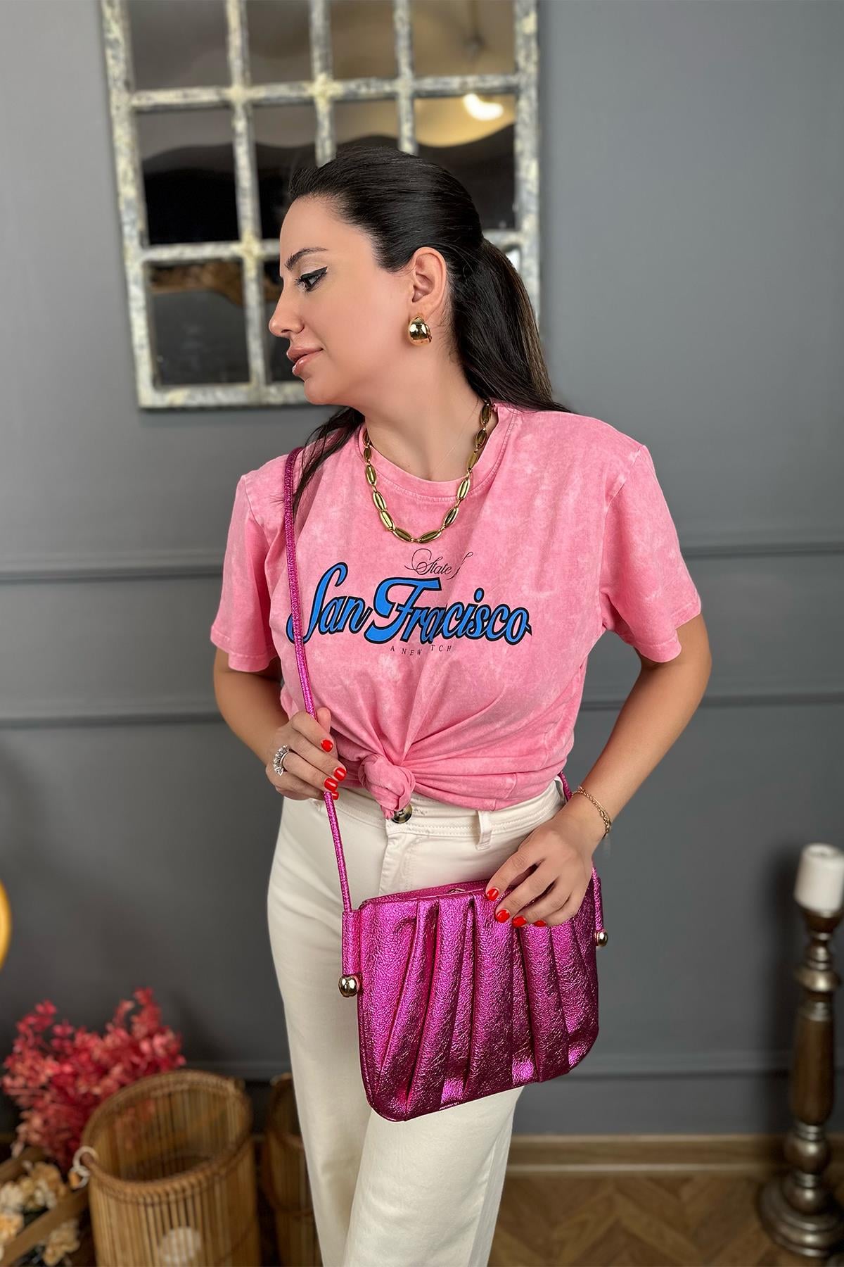 Pembe Yıkama Detaylı Baskılı Tshirt