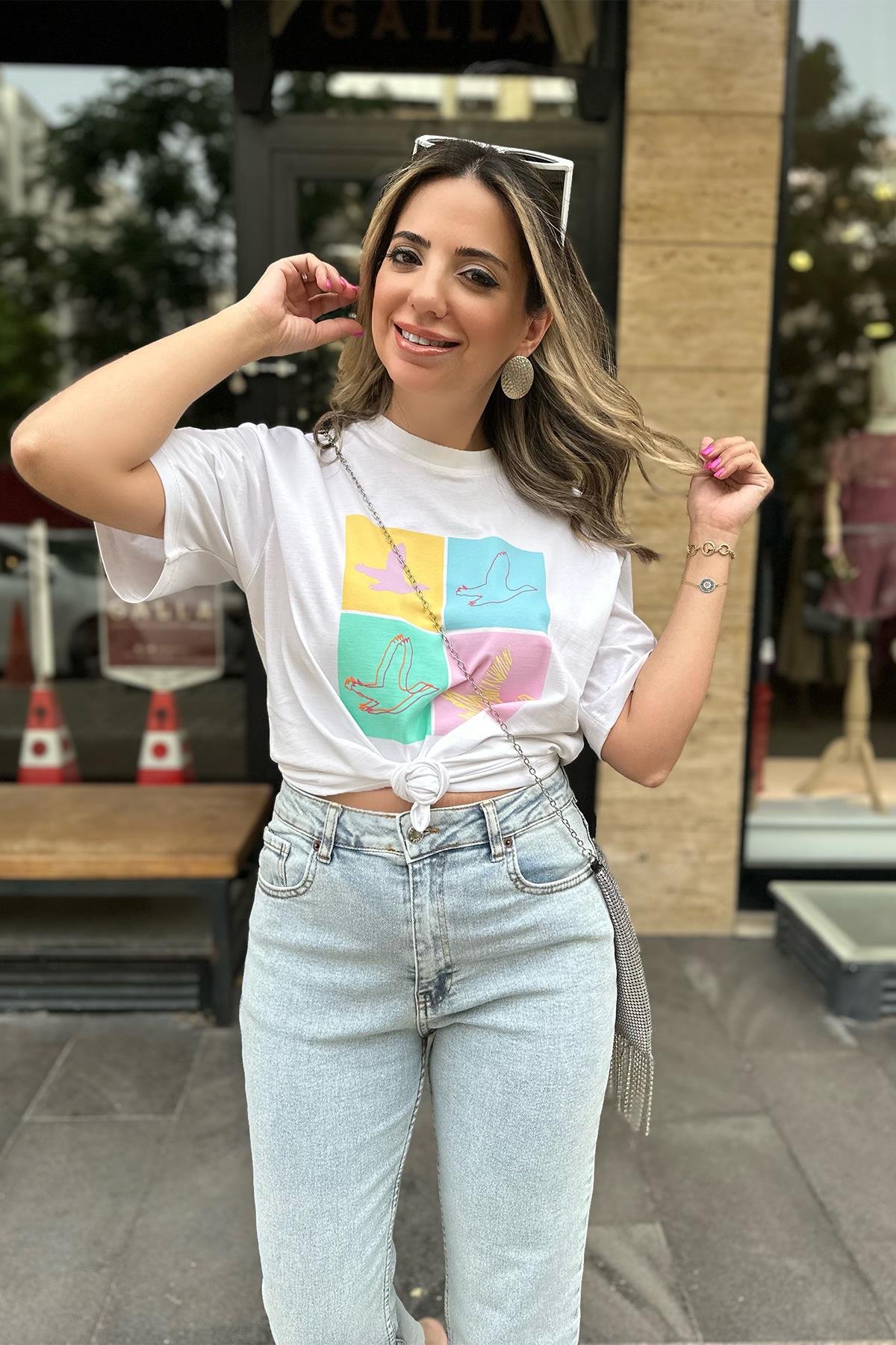 Renkli Kuş Detaylı Tshirt