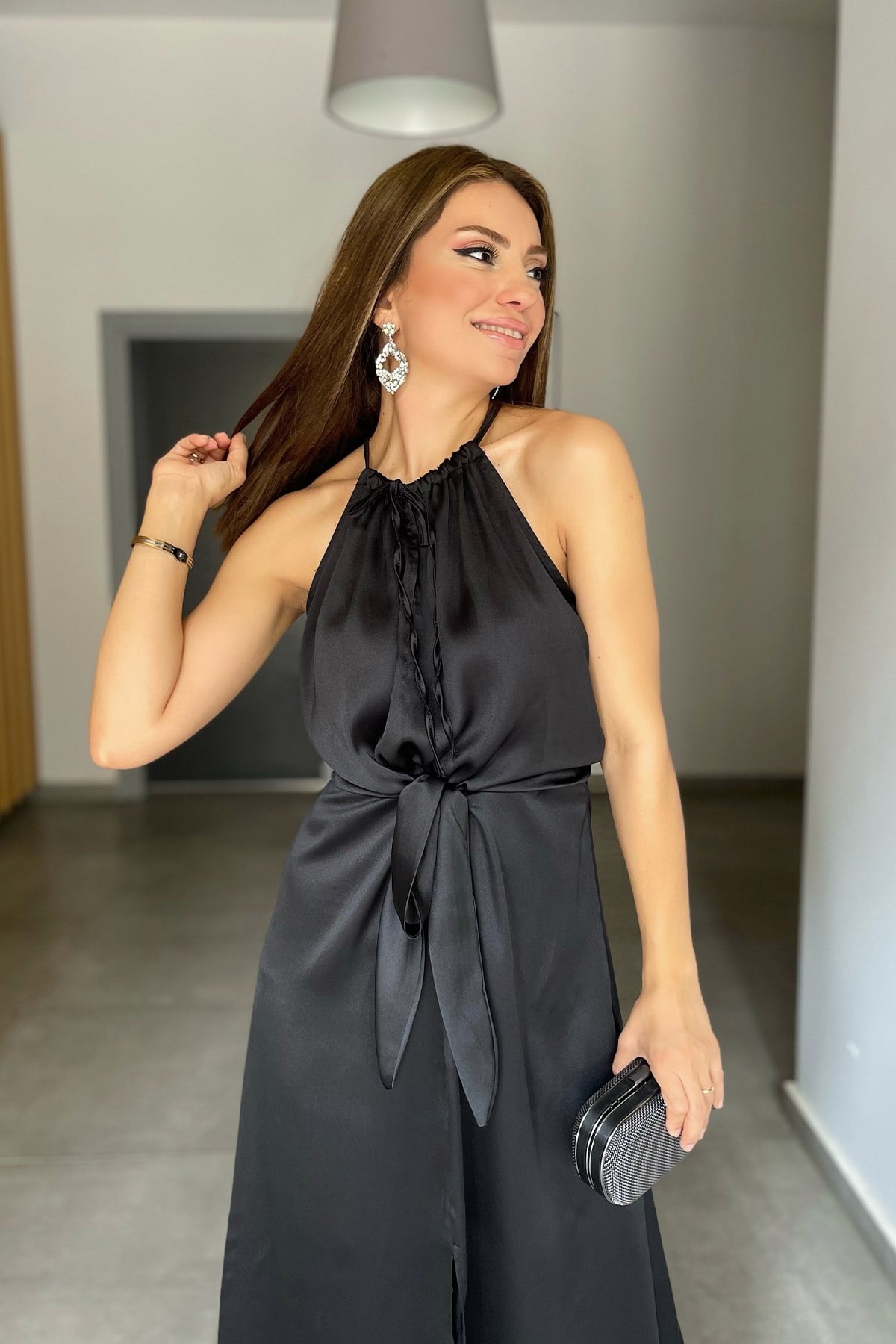 Saten Önden Yırtmaçlı Uzun Siyah Elbise