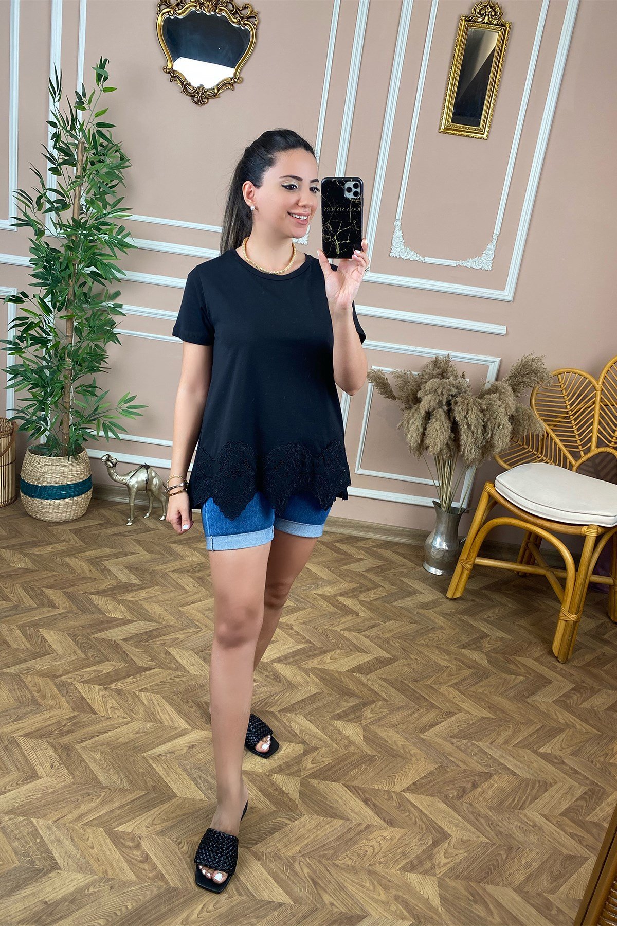 Siyah Altı Dantel Detaylı Tshirt