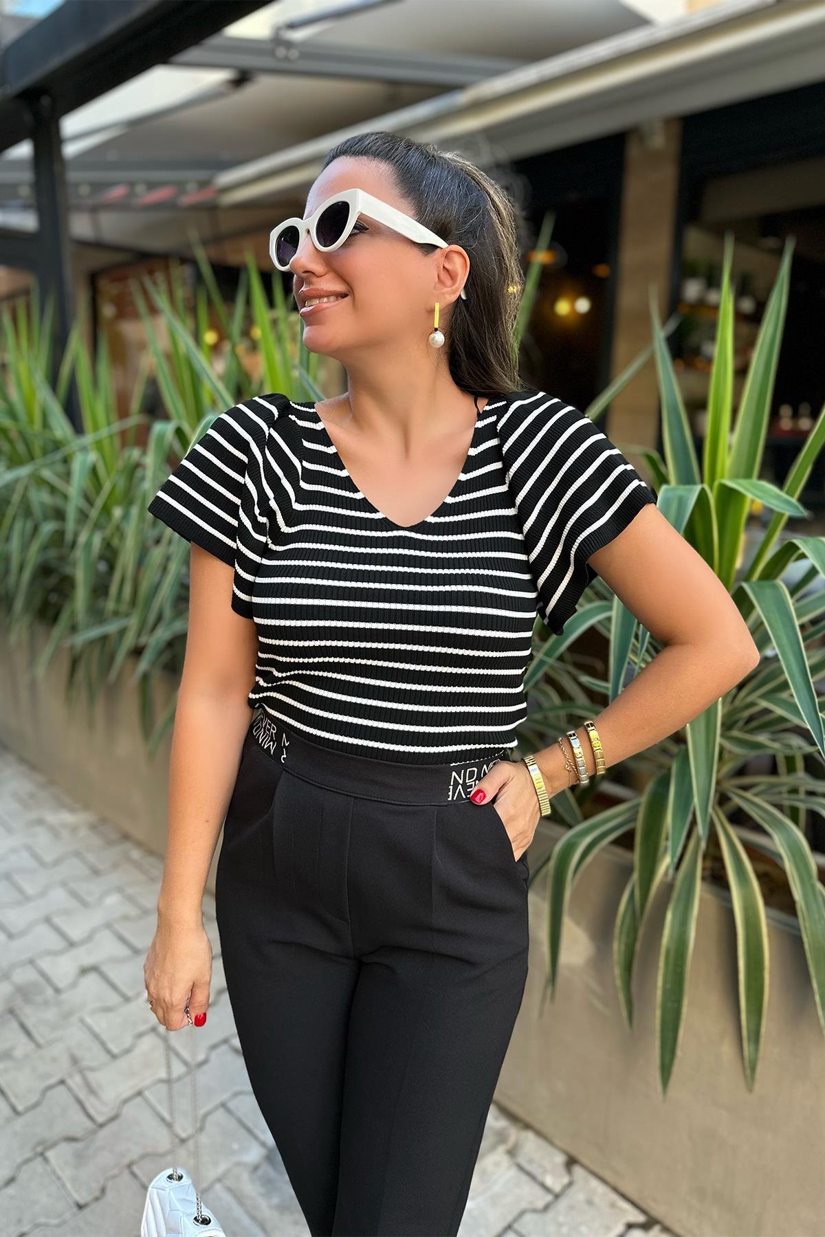 Siyah Beyaz Çizgili V Yaka Kolları Volanlı Triko Bluz