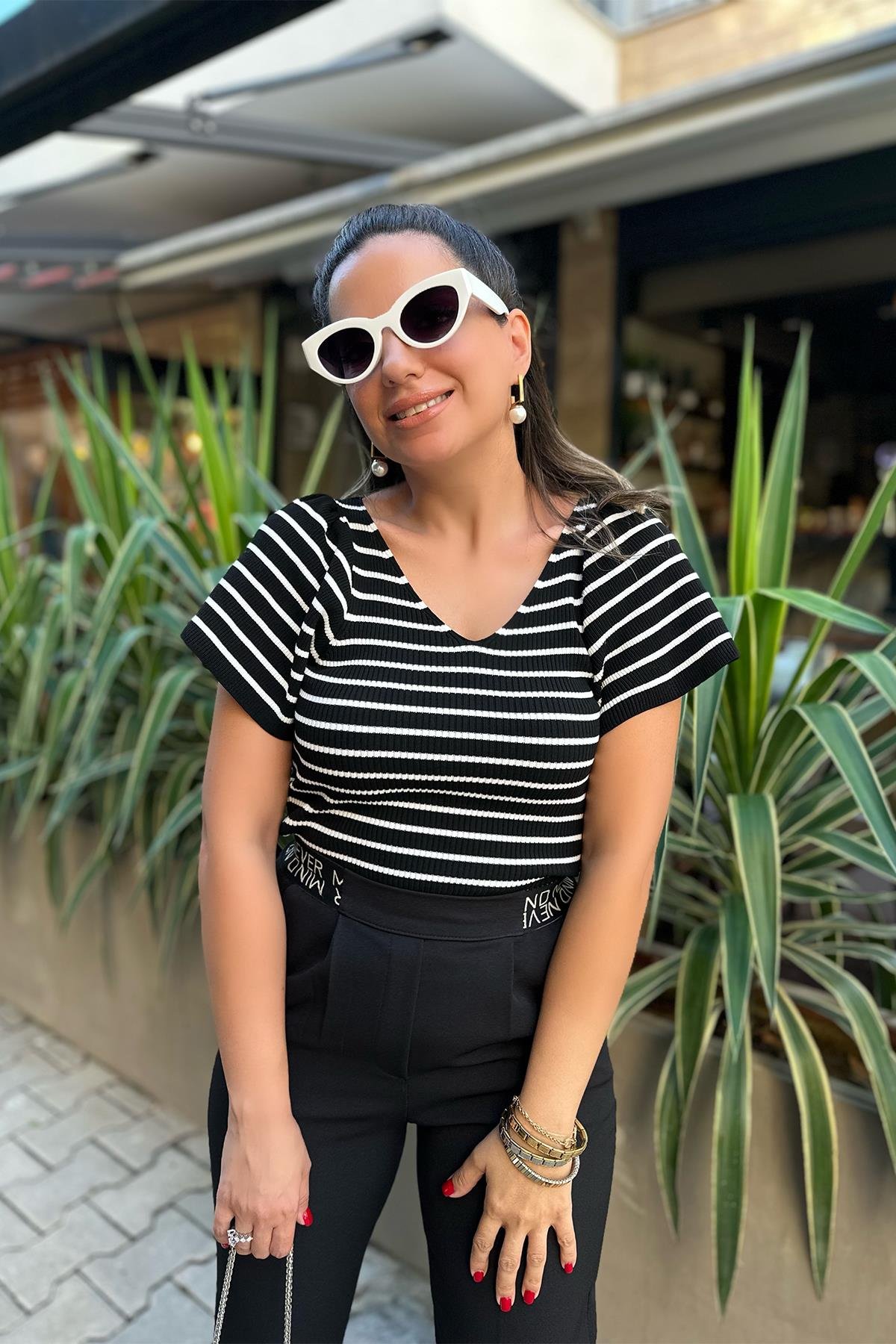 Siyah Beyaz Çizgili V Yaka Kolları Volanlı Triko Bluz