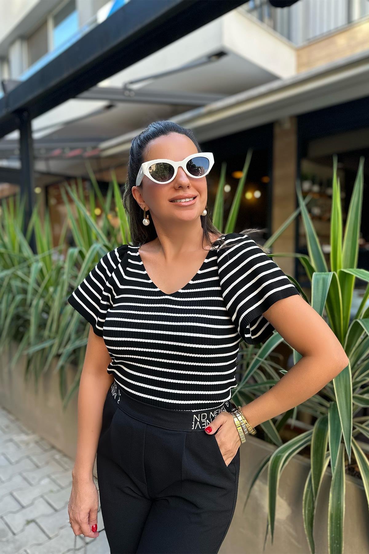 Siyah Beyaz Çizgili V Yaka Kolları Volanlı Triko Bluz