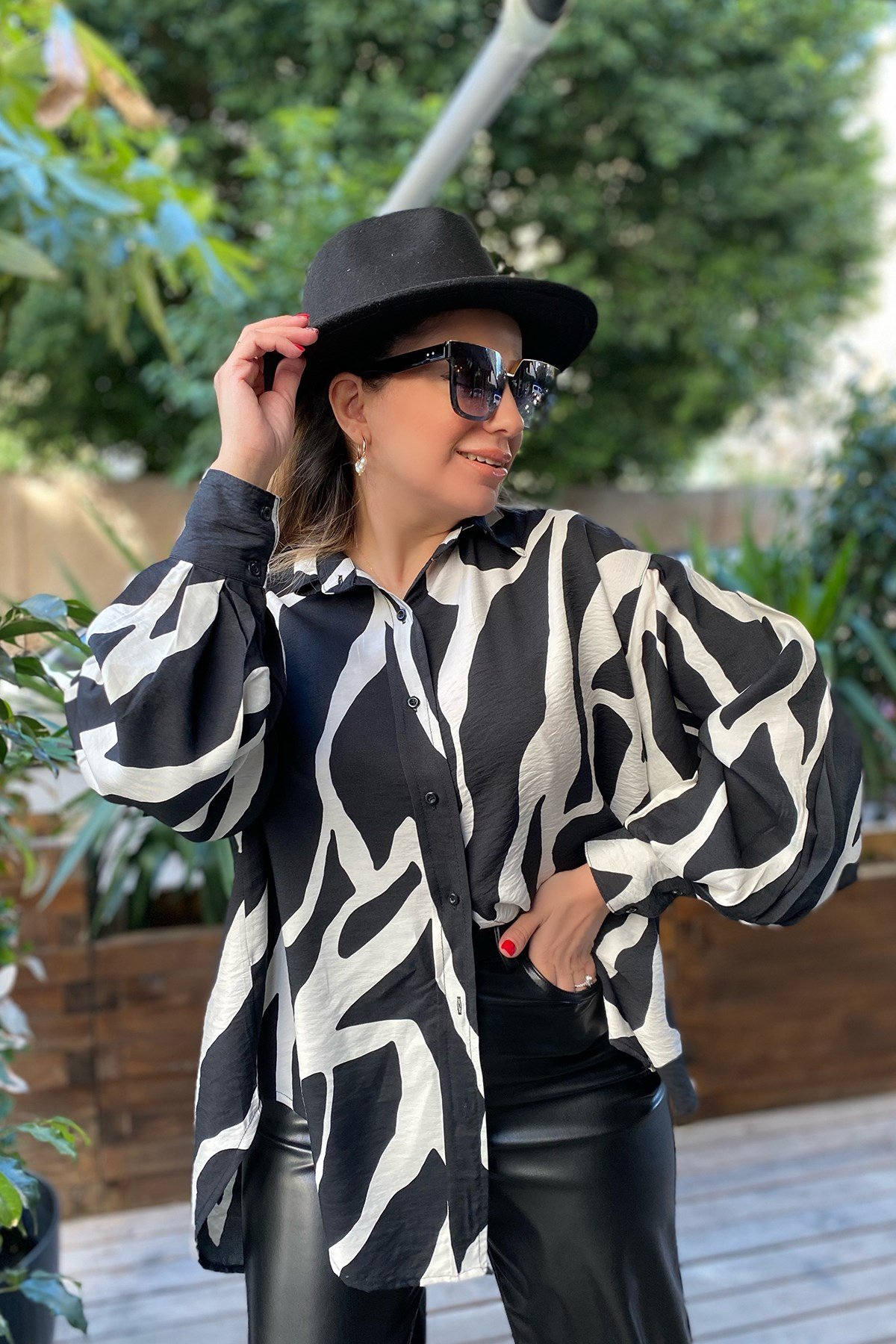 Siyah Beyaz Desenli Gömlek