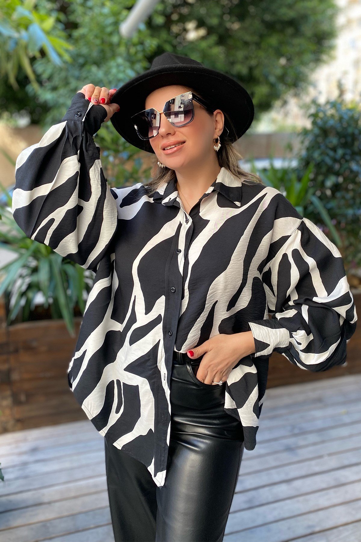 Siyah Beyaz Desenli Gömlek