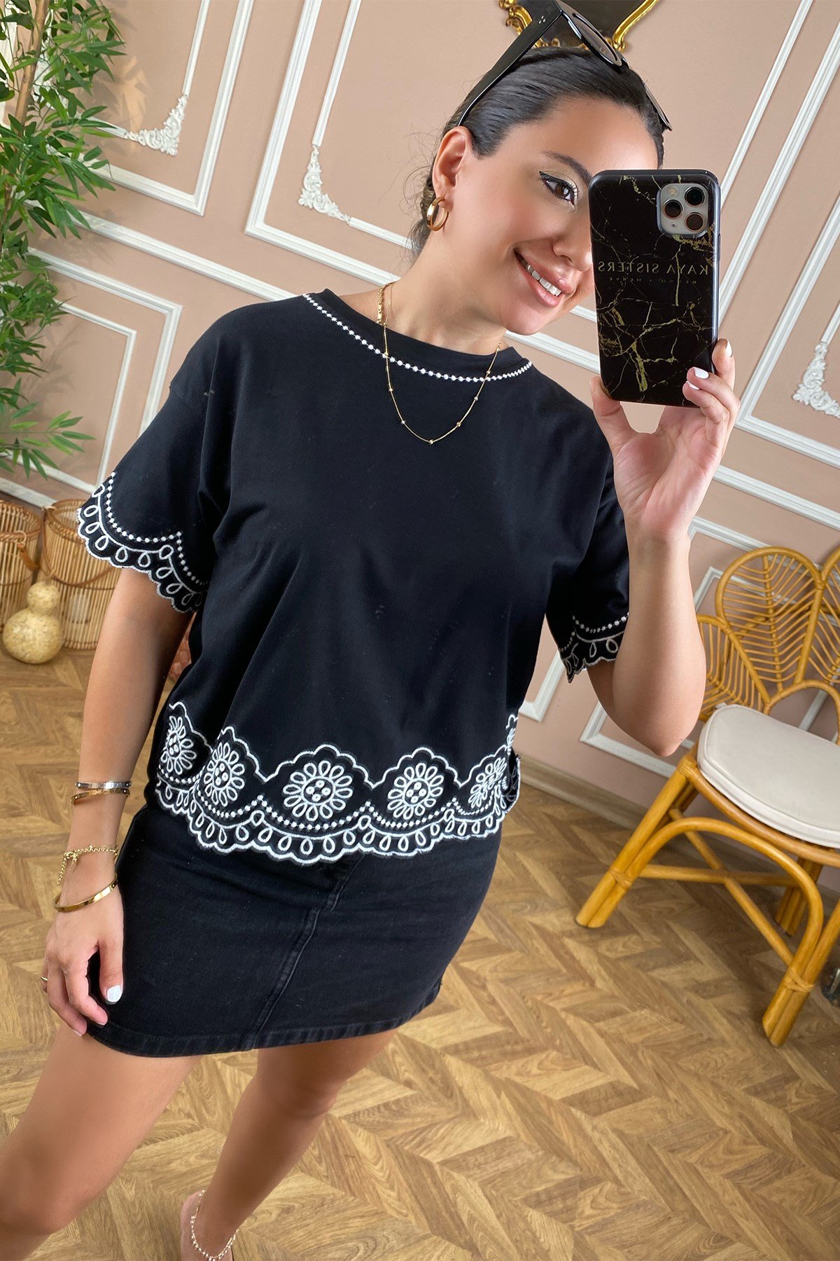 Siyah Beyaz Nakışlı Tshirt