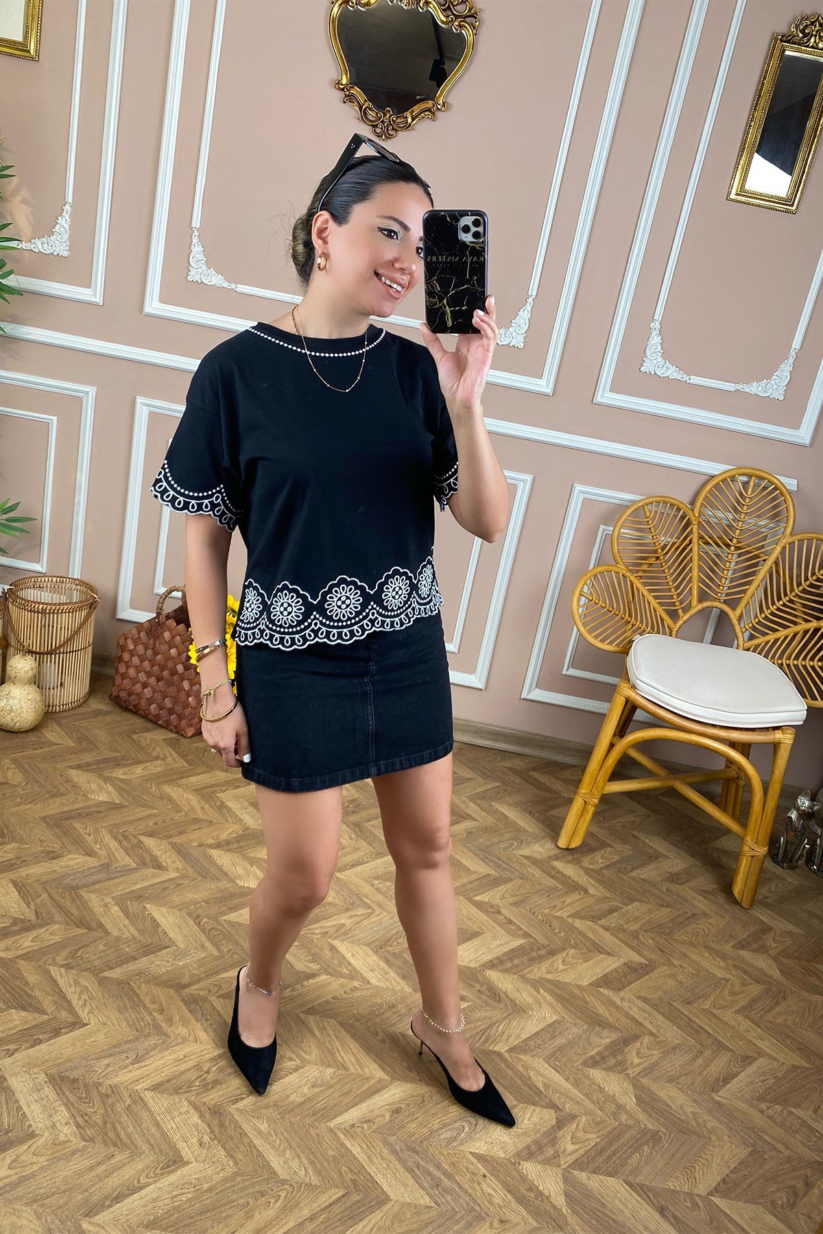 Siyah Beyaz Nakışlı Tshirt