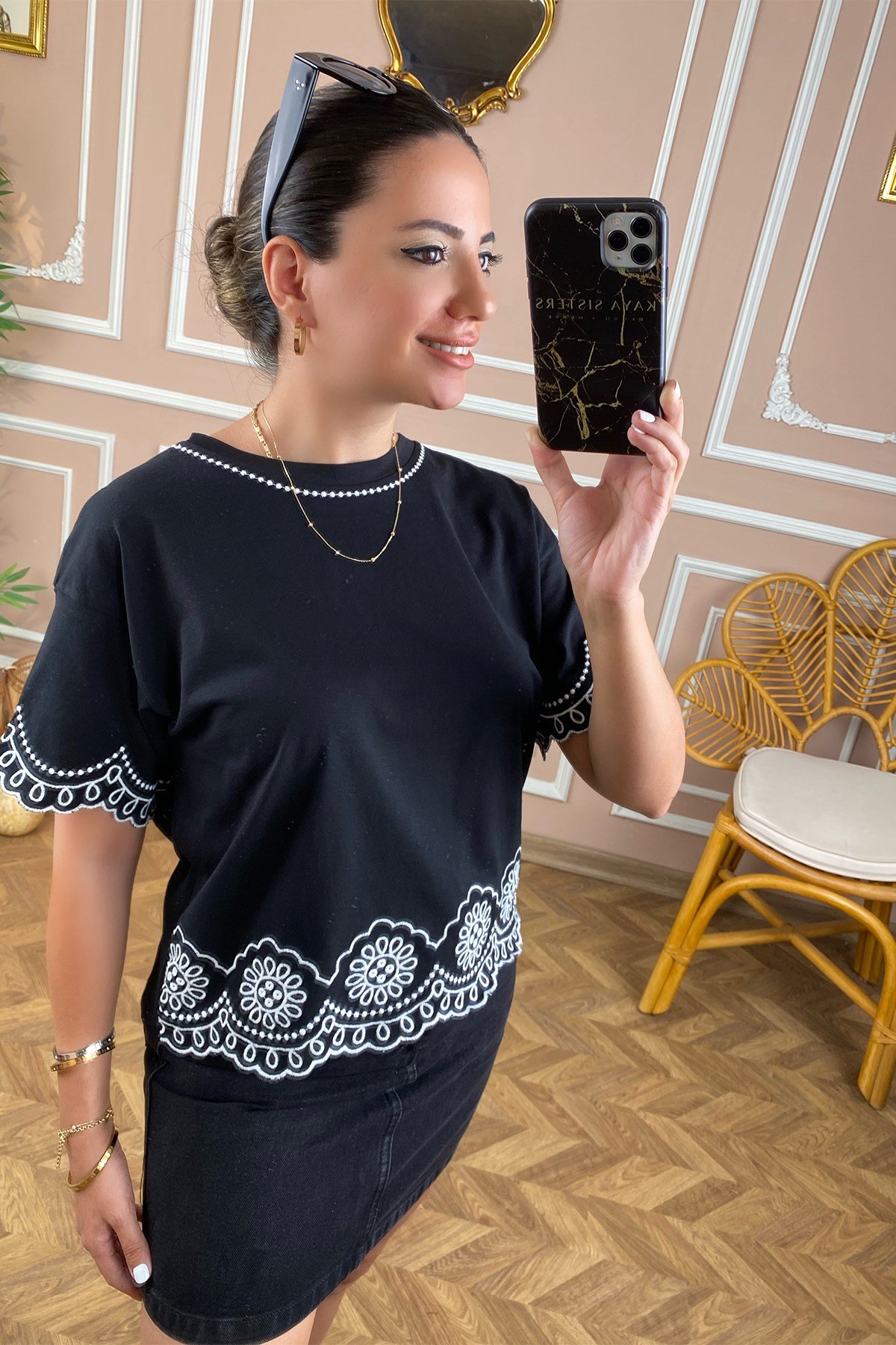 Siyah Beyaz Nakışlı Tshirt